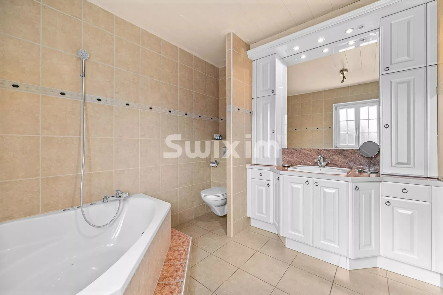 Exceptionnelle Villa de 6.5 pièces ! Volumes spacieux et jardin, vivez entre Lac et Montagnes à moins de 12 minutes ! - Photo 8 sur 8