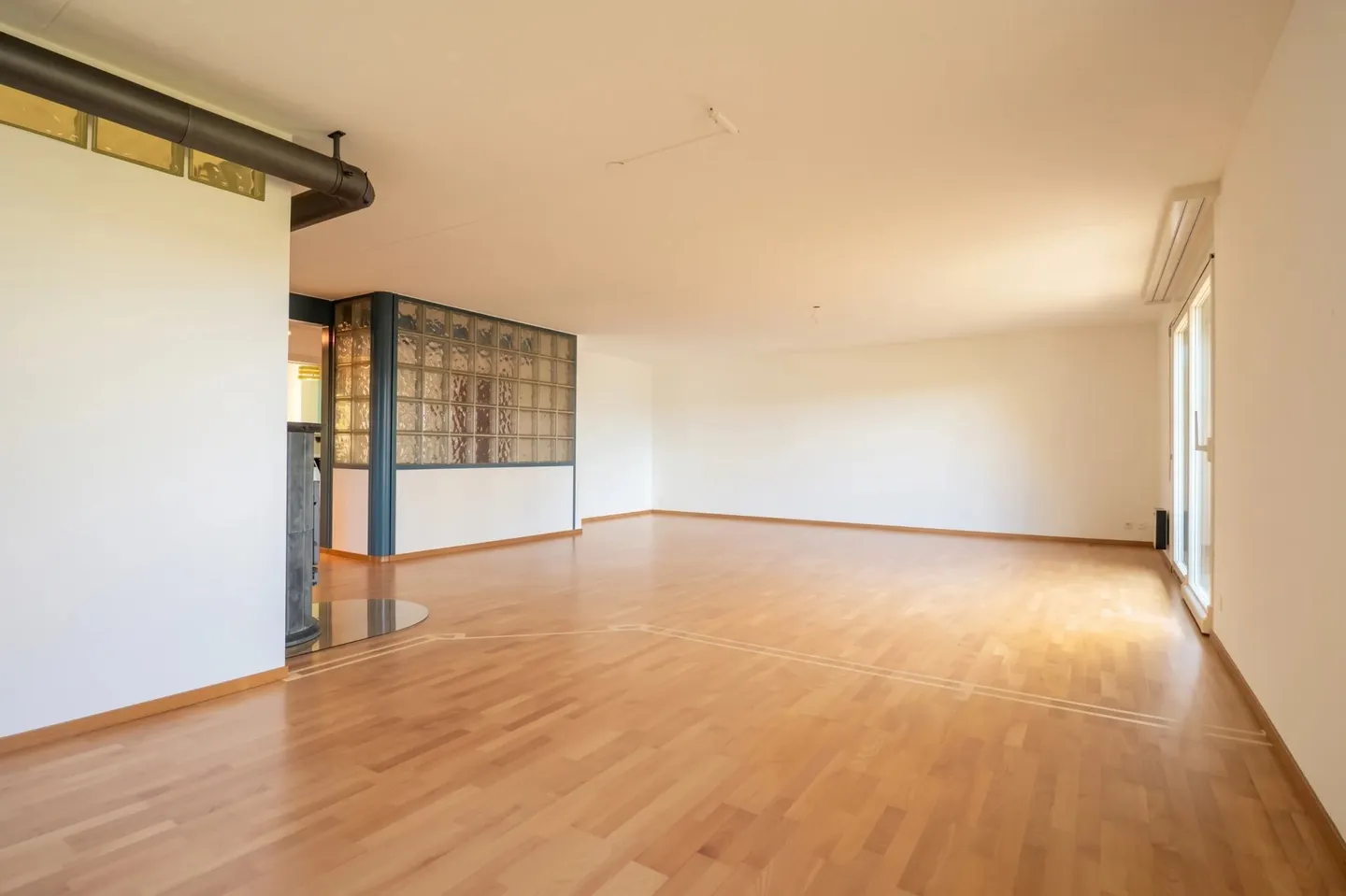 135 m² Apartment in the heart of Palézieux-Village: train station, school, and shops within walking distance - Photo 4 of 9