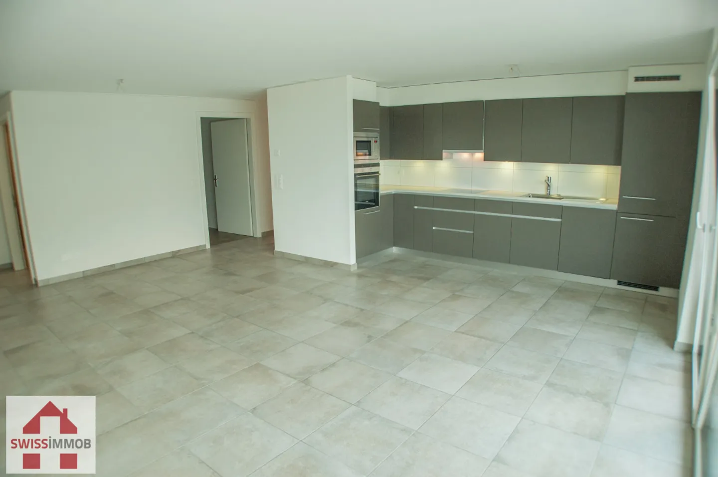 LARGE APARTMENT IN THE HEART OF CLARENS - Photo 2 of 8