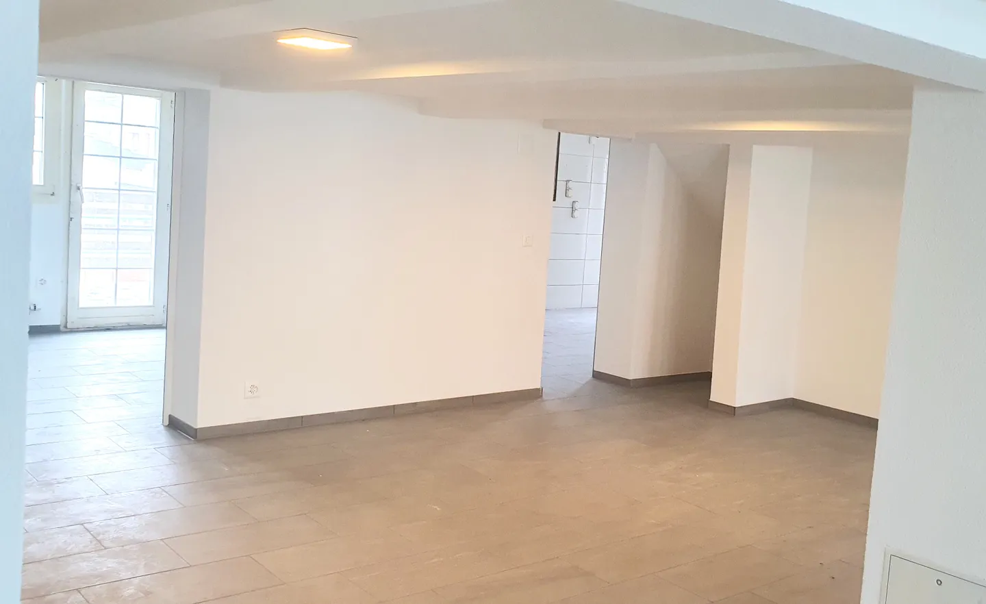 Espace commercial avec grande terrasse, idéal pour café/crèche/studio de Pilates ou de yoga - Photo 3 sur 8