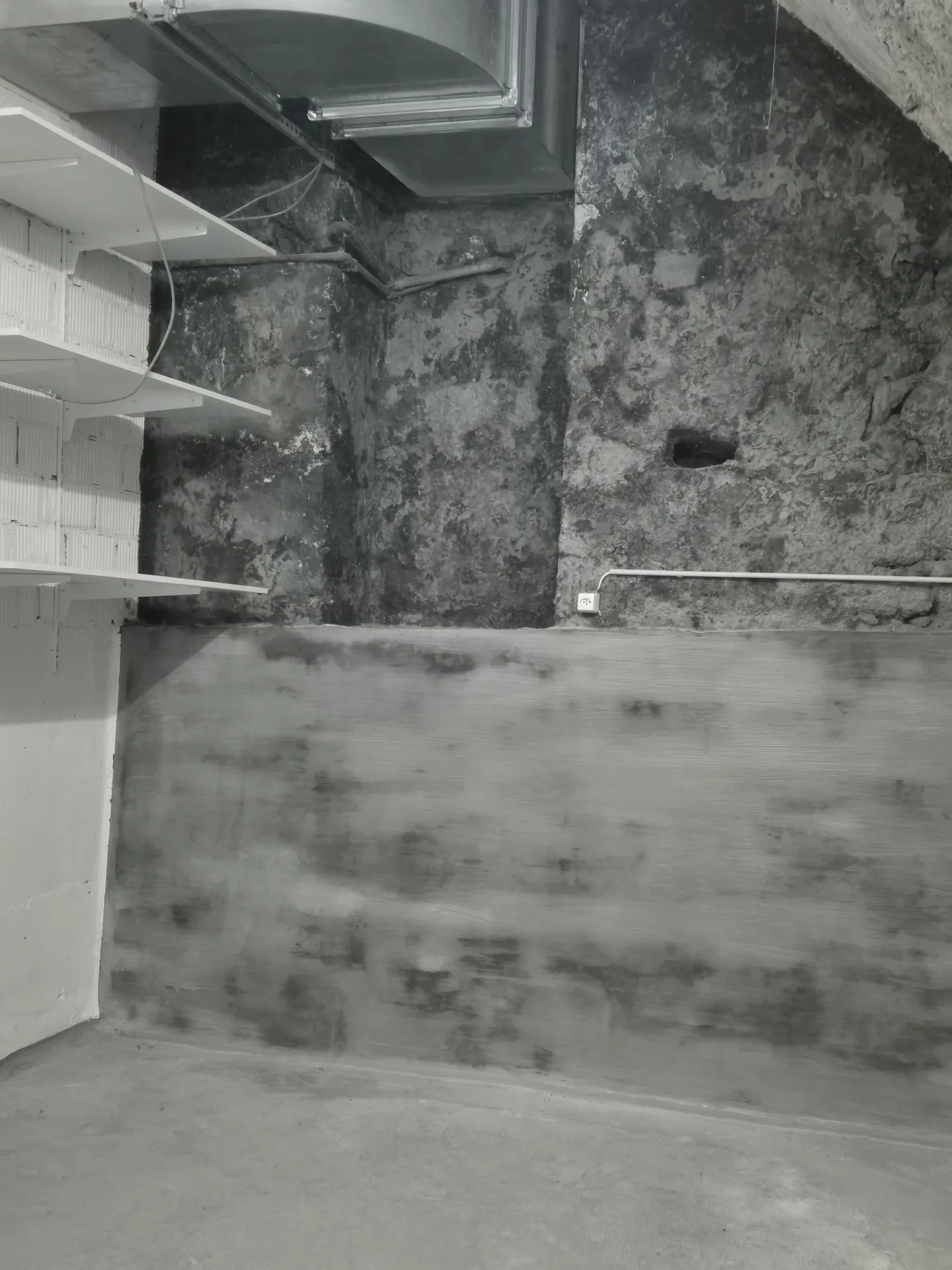 Storage room with integrated shelves - Photo 1 of 5