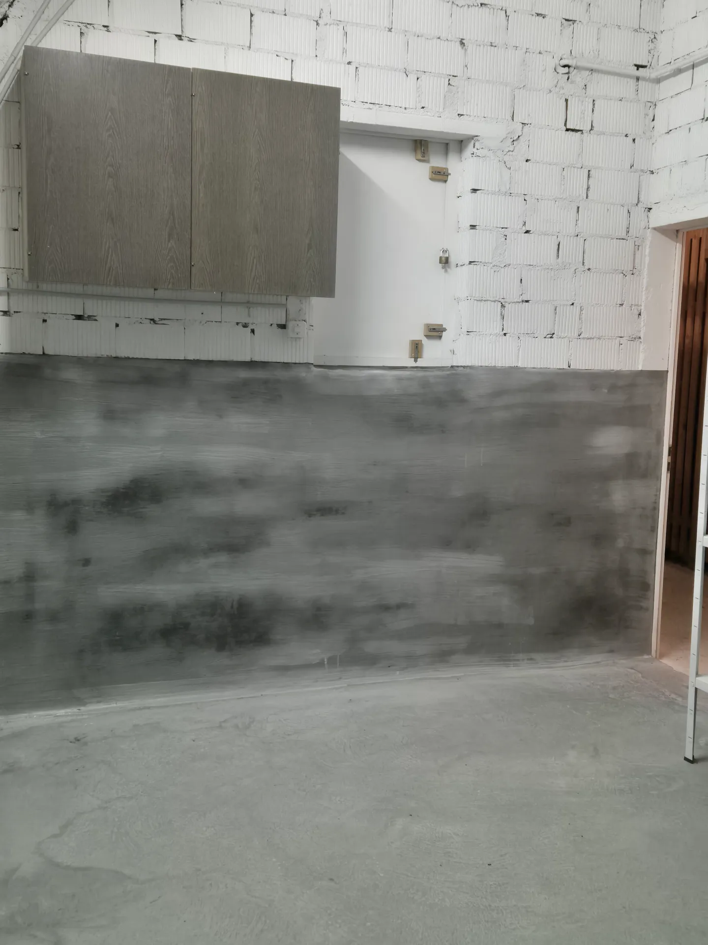 Storage room with integrated shelves - Photo 3 of 5