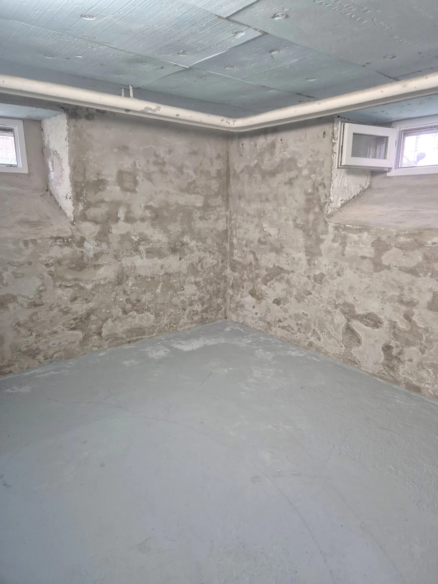 Storage room with small windows - Photo 2 of 4