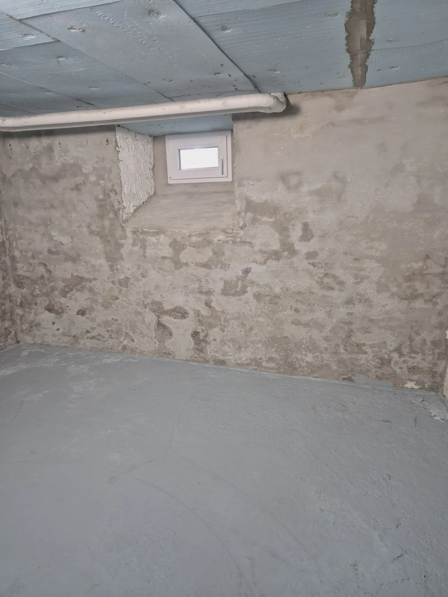 Storage room with small windows - Photo 3 of 4