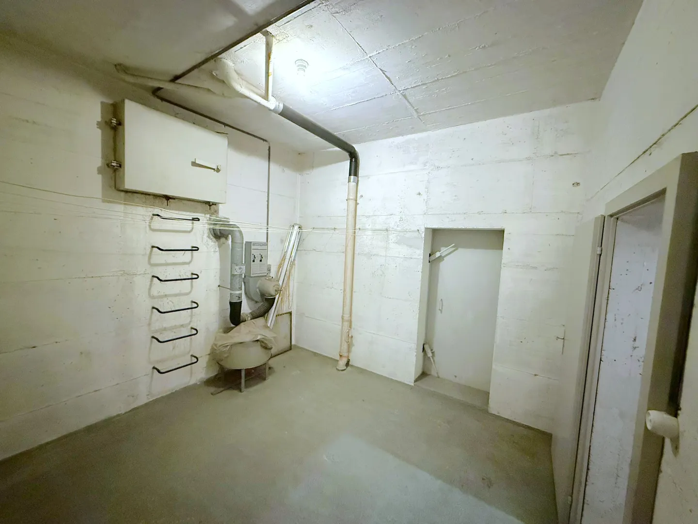 Storage room available immediately - Photo 1 of 3