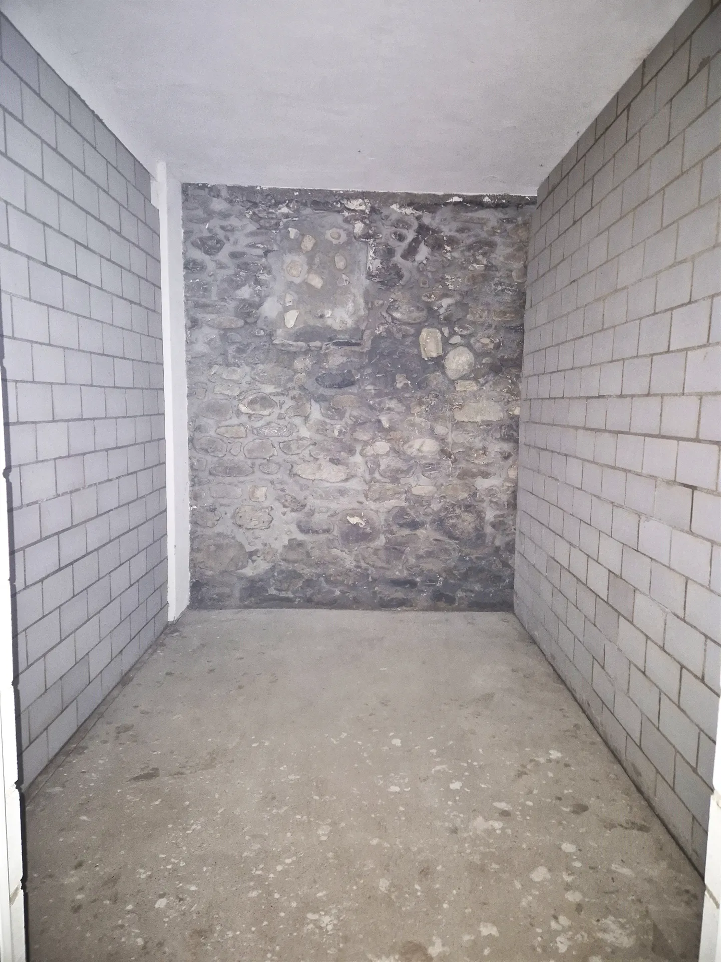 plusieurs espaces de stockage libres - Photo 8 sur 10