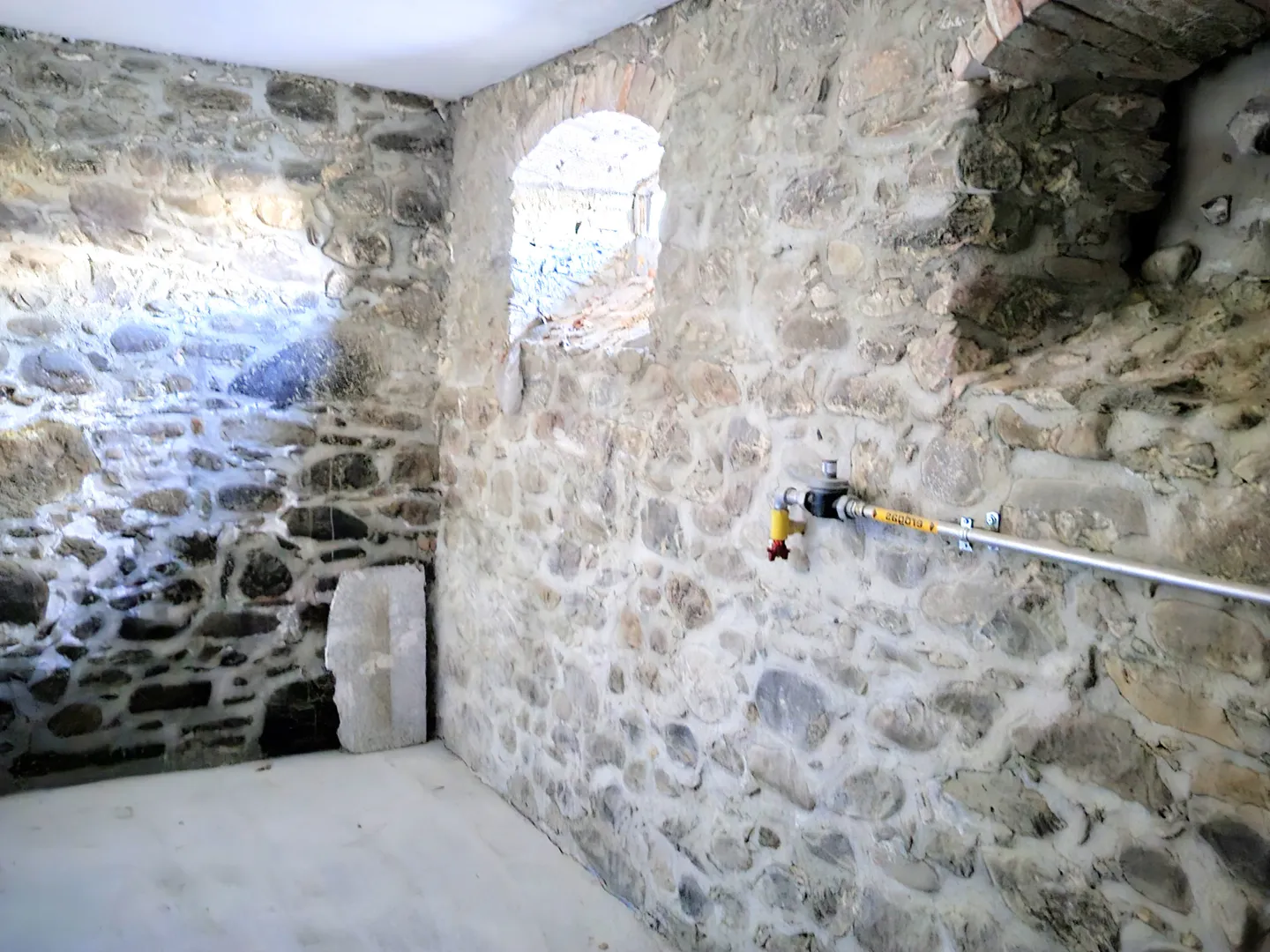 plusieurs espaces de stockage libres - Photo 1 sur 10