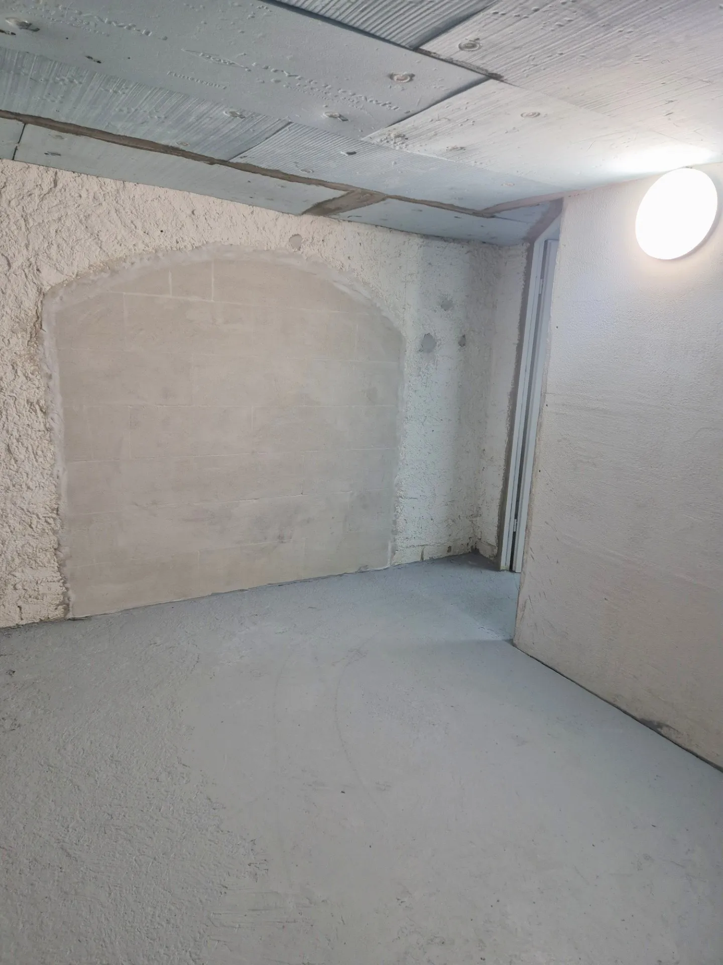 Magazzino con piccole finestre - Foto 1 di 4