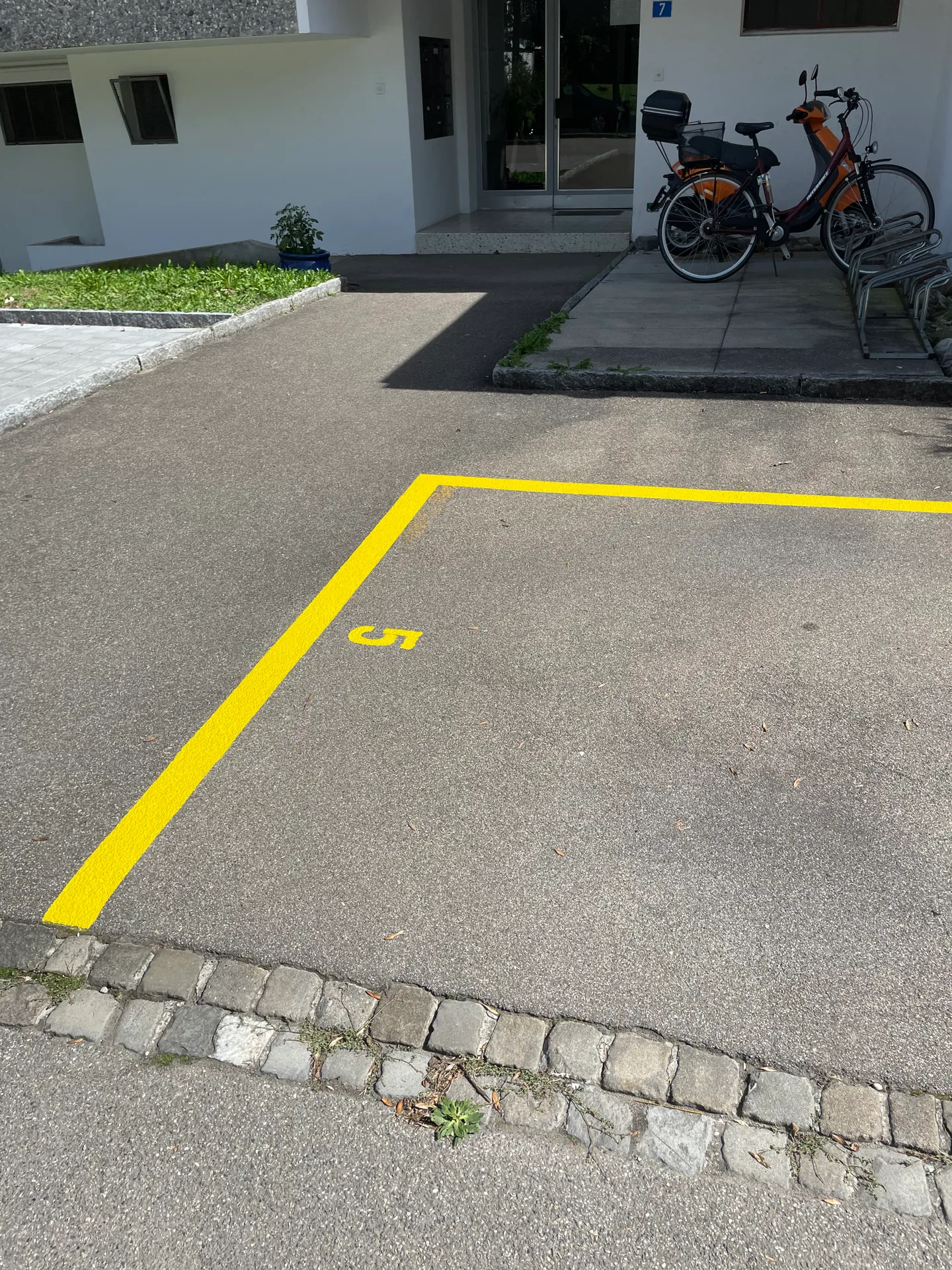Mehrere Abstellplätze verfügbar - Foto 2 von 4