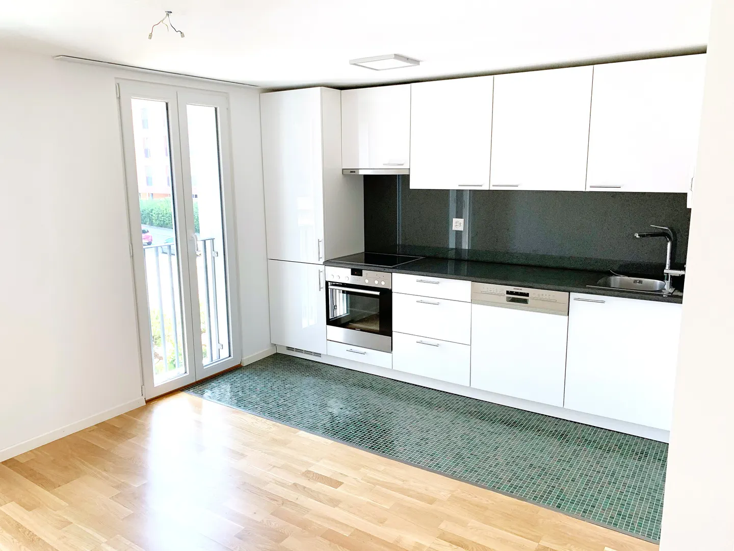 Modernes Apartment mit Balkon - Foto 1 von 9