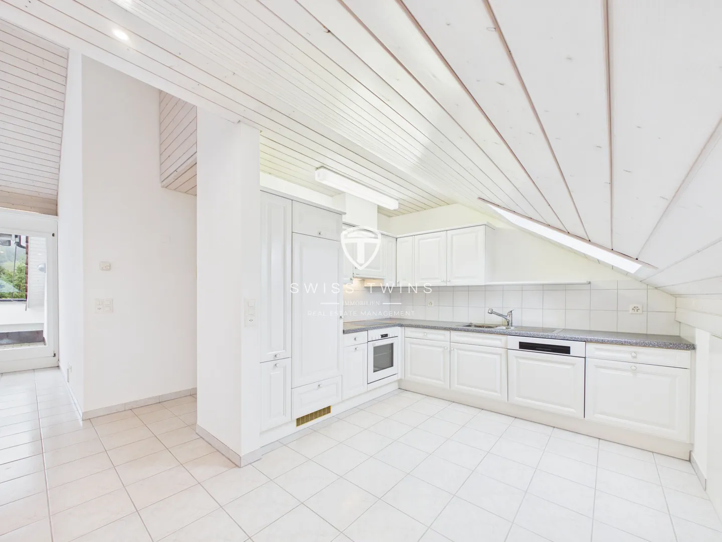 Frisch renovierte 2-Zimmer-Dachwohnung mit Balkon in Buttikon - Foto 4 di 12