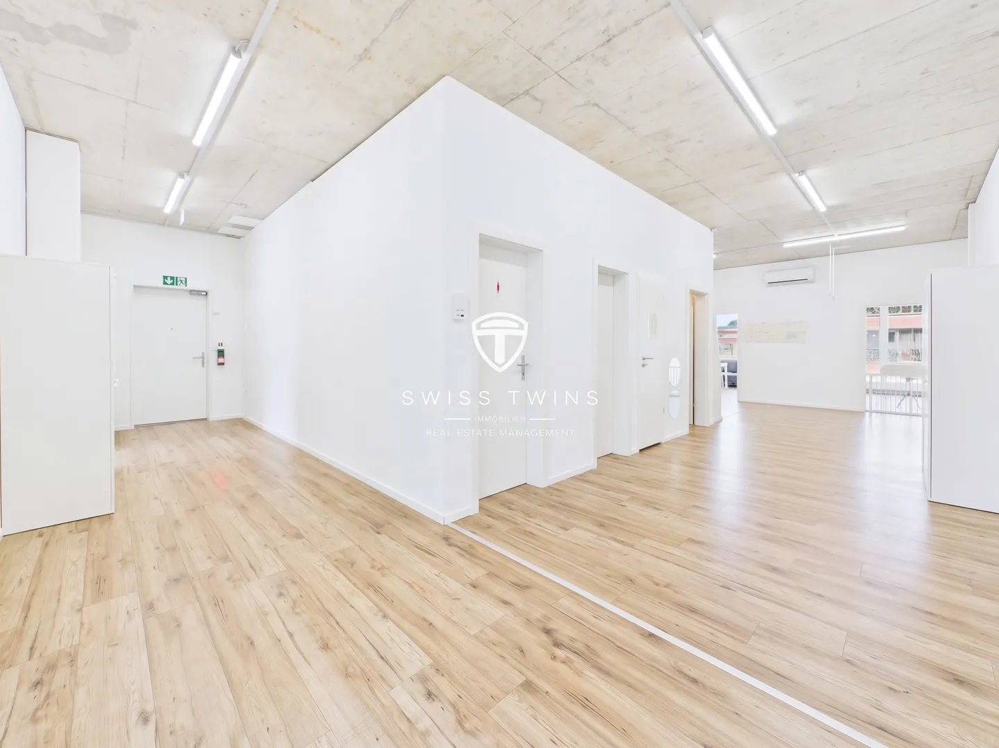 Moderno spazio ufficio/commerciale di 5,5 stanze in affitto a Baar - Foto 1 di 13