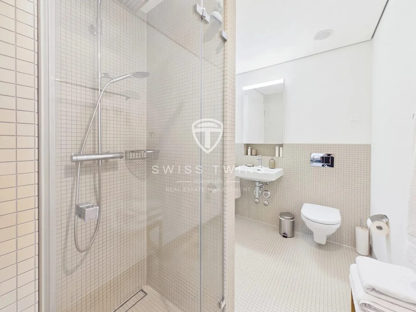 Appartement moderne de 2,5 pièces avec 98 m², loggia et salon sur le toit à Zurich Oerlikon - Photo 8 sur 13