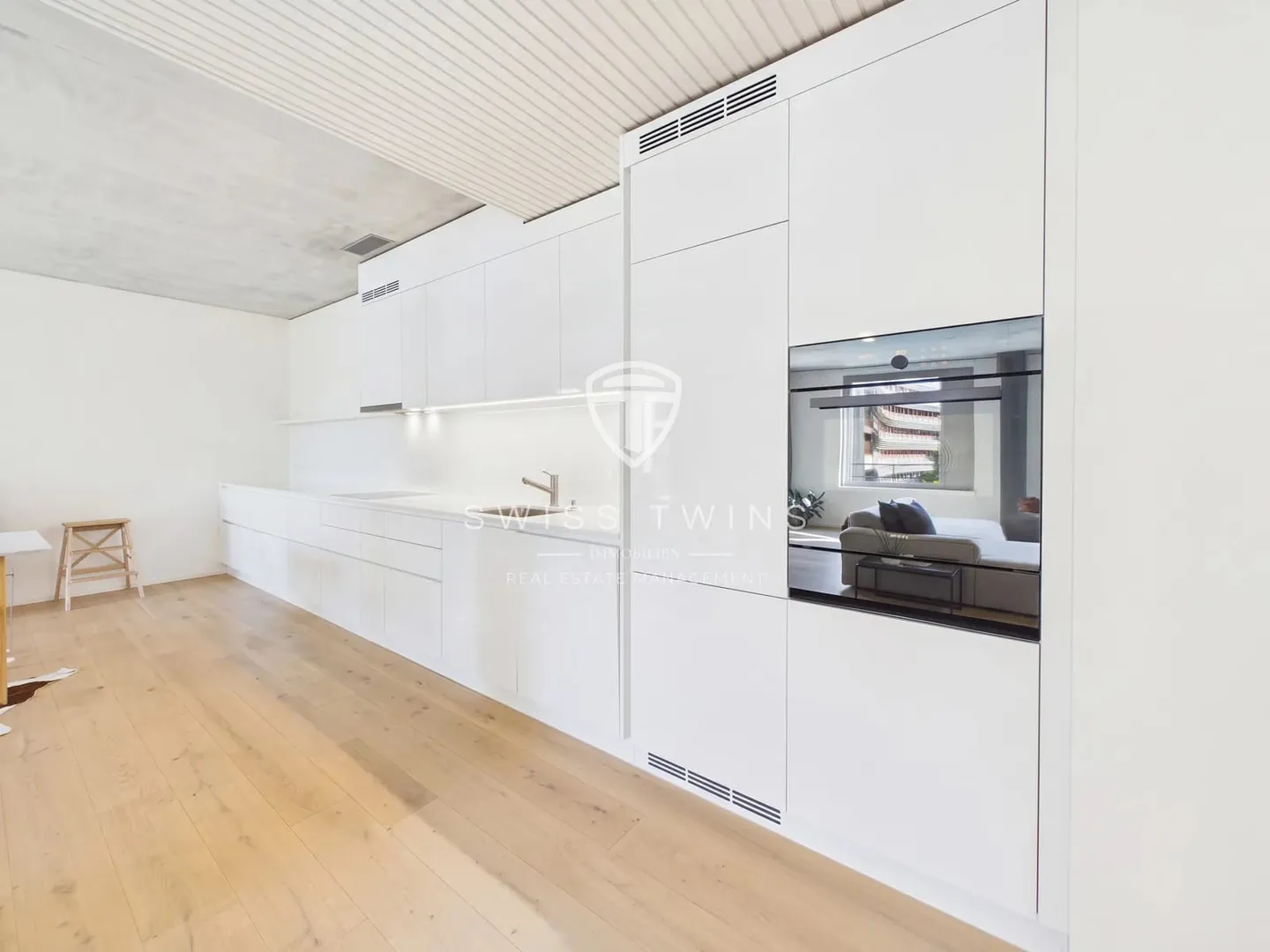 Appartement moderne de 2,5 pièces avec 98 m², loggia et salon sur le toit à Zurich Oerlikon - Photo 3 sur 13