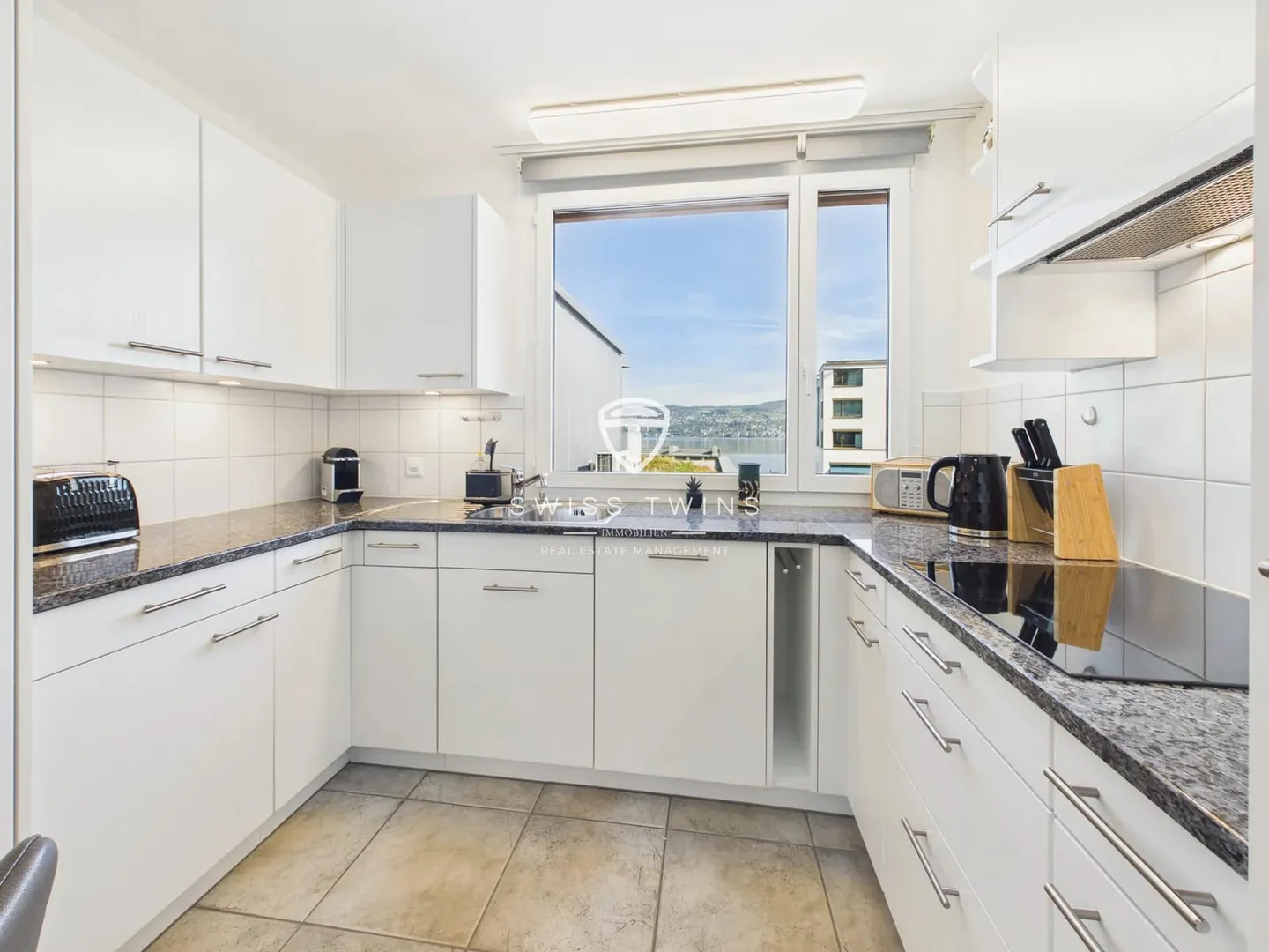 Light-flooded 3.5-room attic apartment in Horgen - Terrace, lake view & optionally fully equipped - Photo 6 of 13