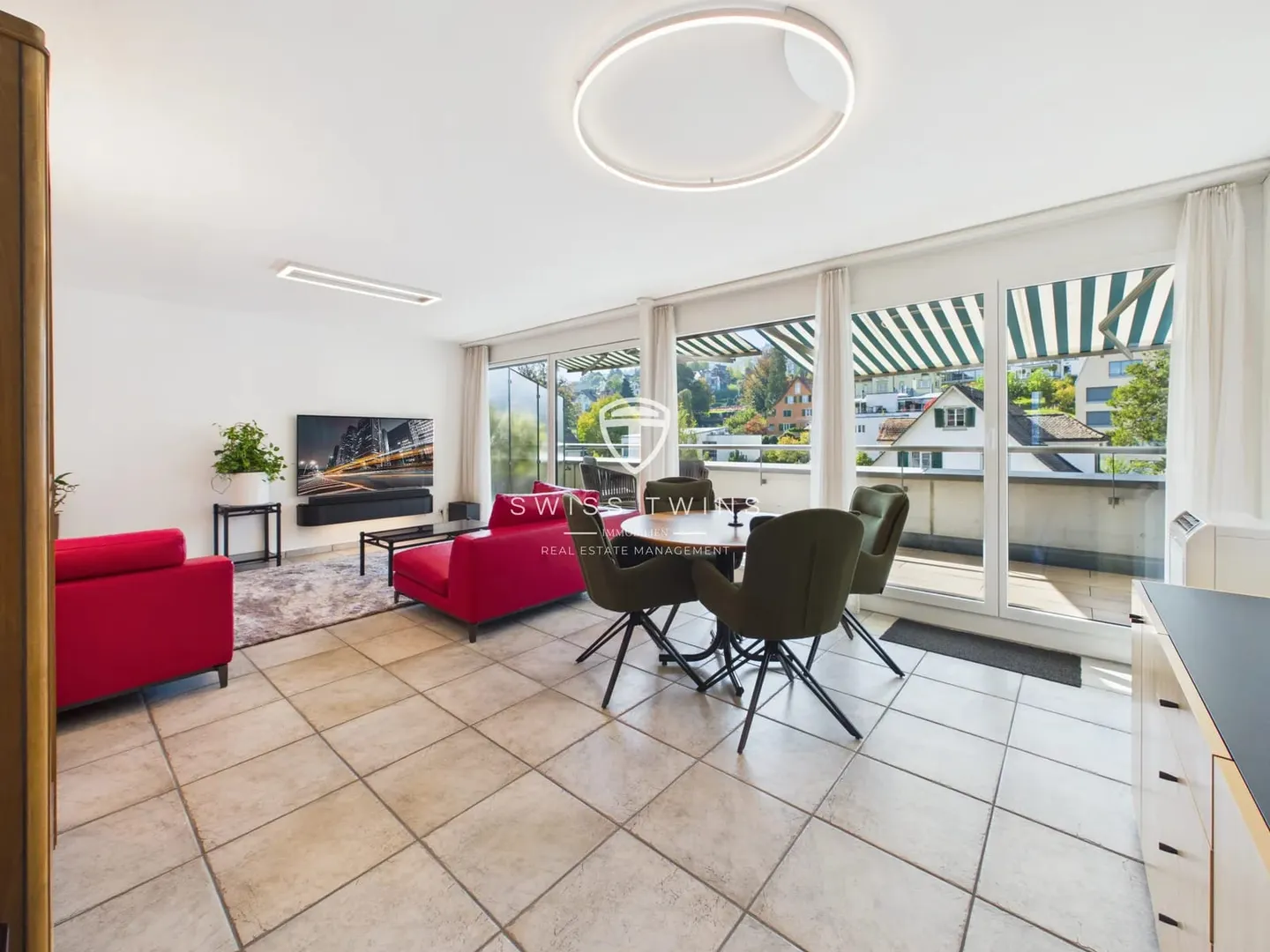Light-flooded 3.5-room attic apartment in Horgen - Terrace, lake view & optionally fully equipped - Photo 3 of 13