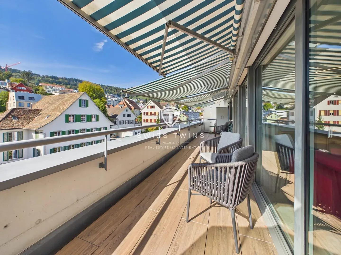 Light-flooded 3.5-room attic apartment in Horgen - Terrace, lake view & optionally fully equipped - Photo 10 of 13