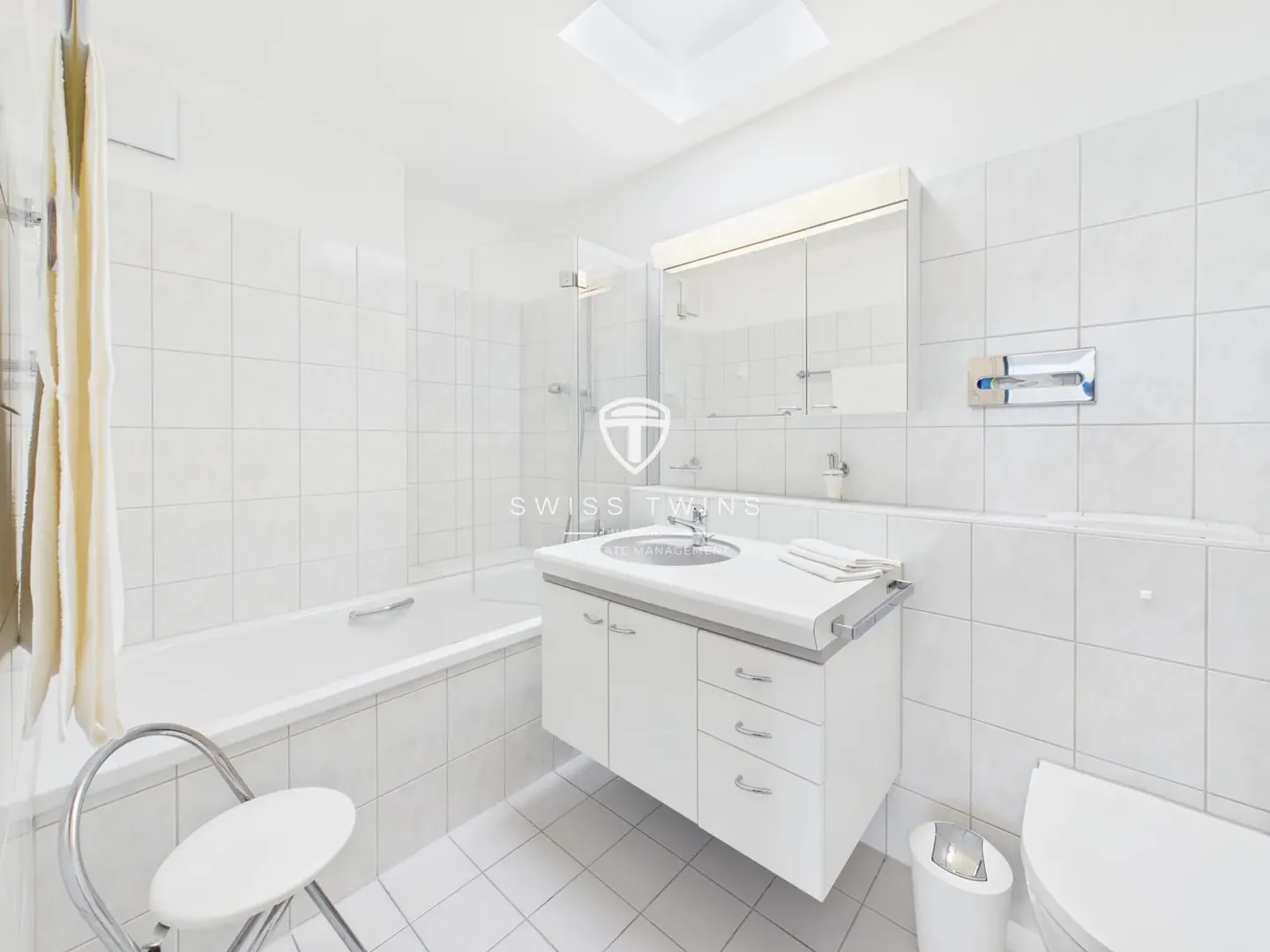 Light-flooded 3.5-room attic apartment in Horgen - Terrace, lake view & optionally fully equipped - Photo 9 of 13