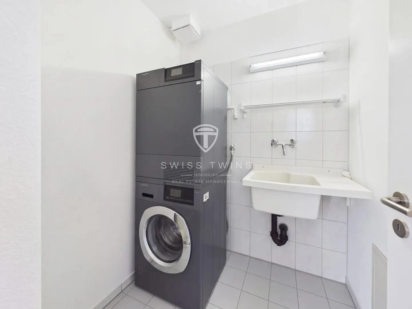 Light-flooded 3.5-room attic apartment in Horgen - Terrace, lake view & optionally fully equipped - Photo 8 of 13