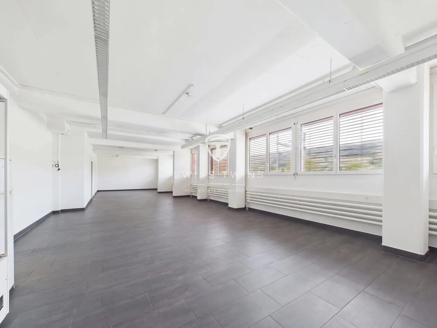 Votre nouveau site d'entreprise - 240 m² d'espace commercial à Oberweningen - Photo 1 sur 9
