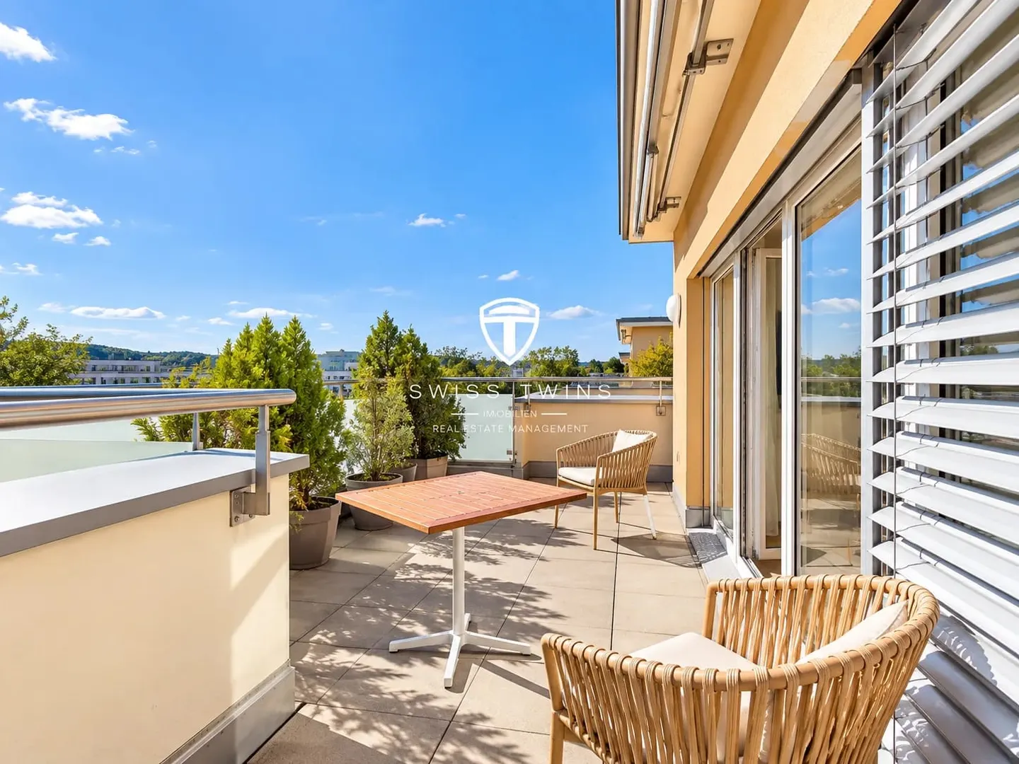 Appartamento attico di 3,5 stanze a Volketswil con ampia terrazza sul tetto - Foto 2 di 11