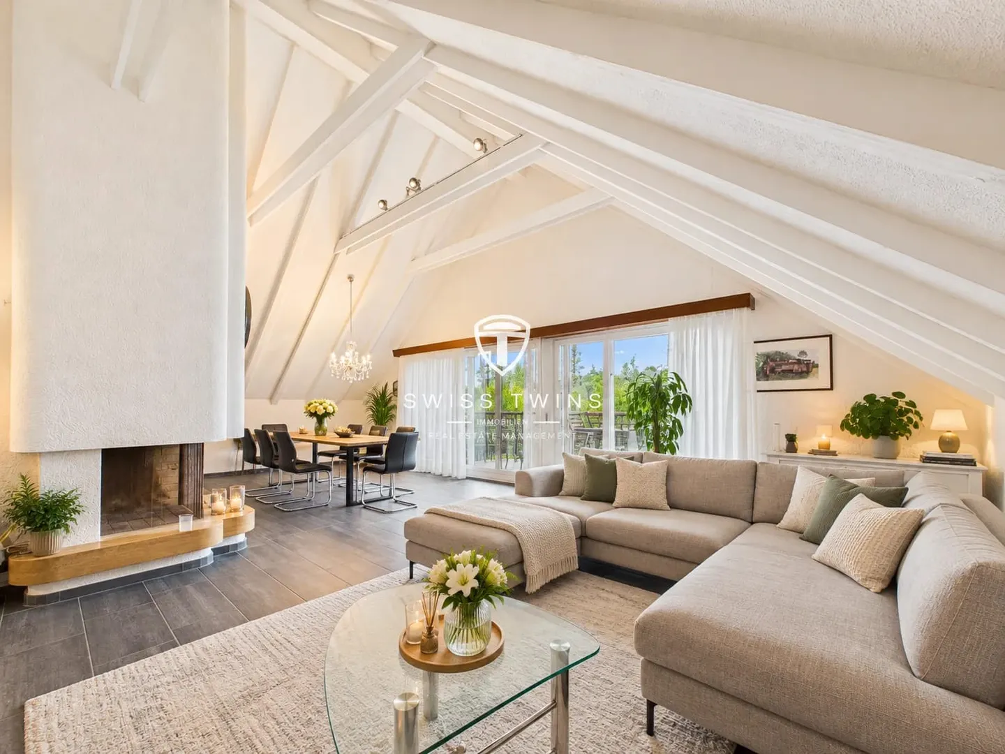 Grosszügige Dachwohnung mit Balkonen - Foto 1 von 13