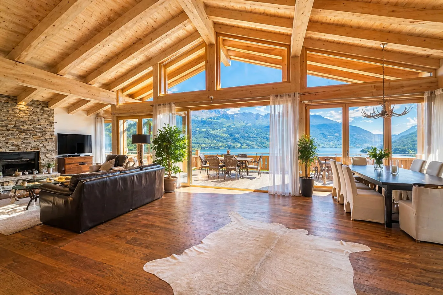 Chalet with Stunning Lake View - Photo 4 of 10