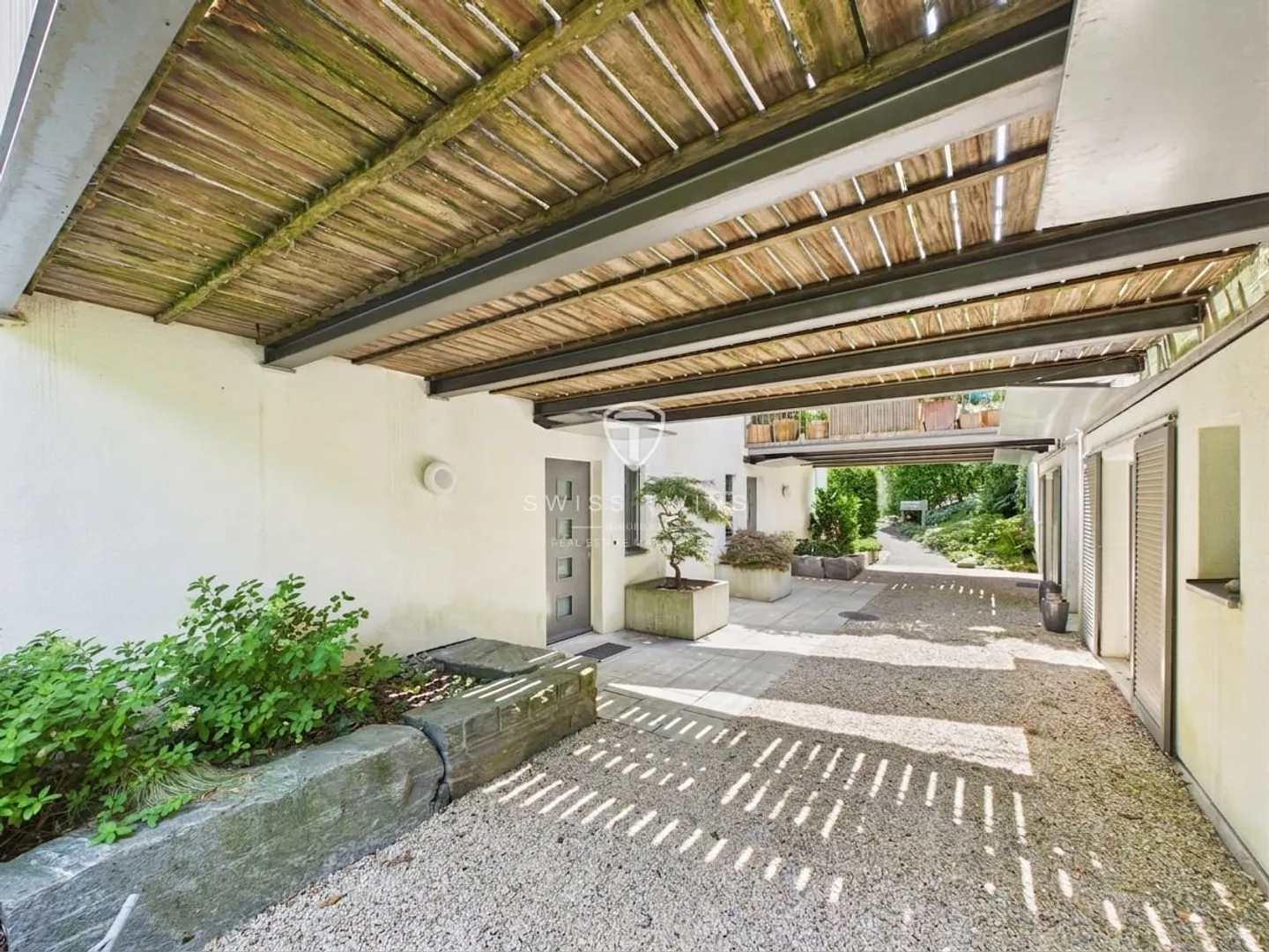 Casa d'angolo di 5.5 locali con vista panoramica e terrazza a Horgen - Foto 2 di 13