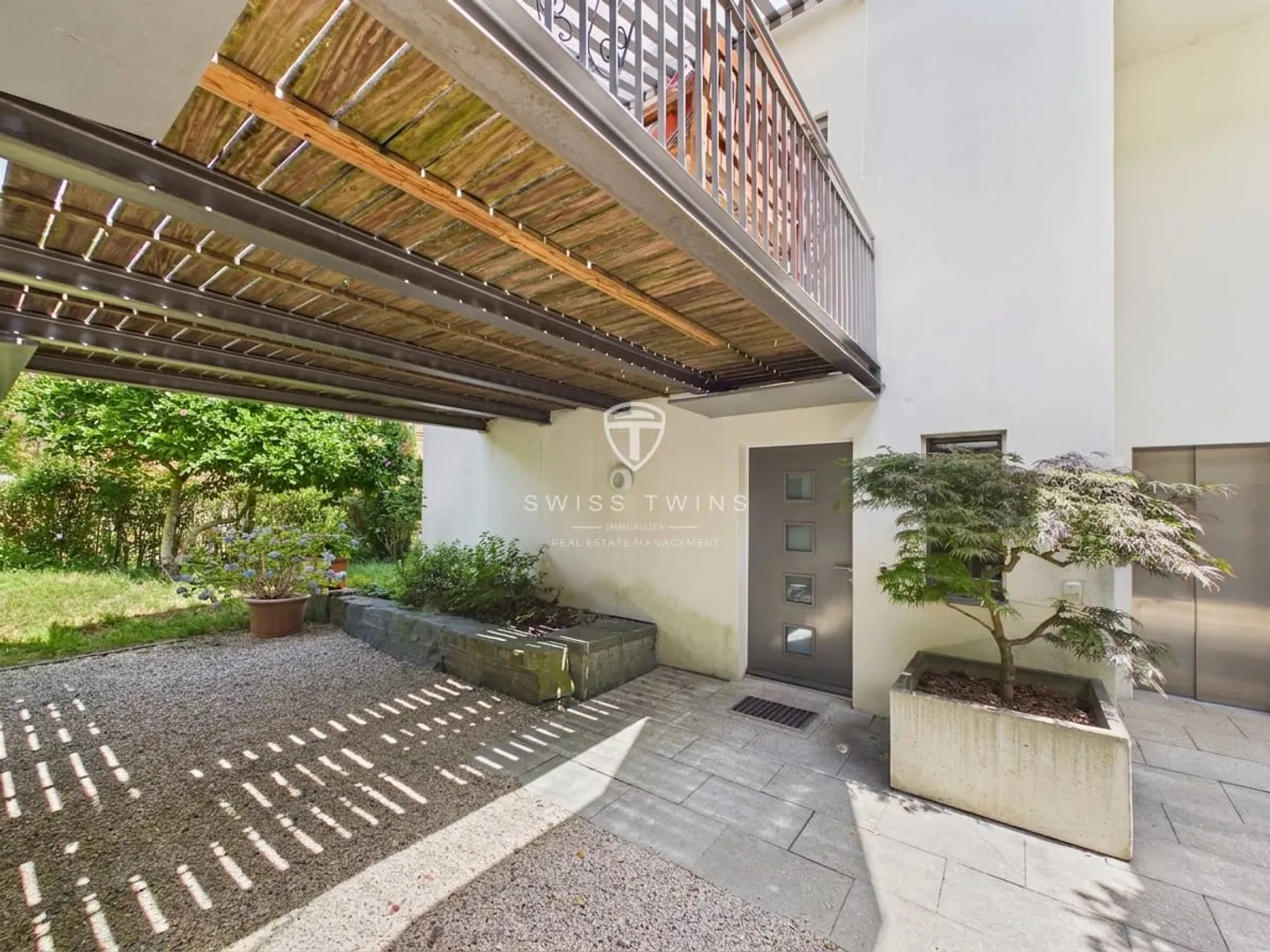Casa d'angolo di 5.5 locali con vista panoramica e terrazza a Horgen - Foto 3 di 13