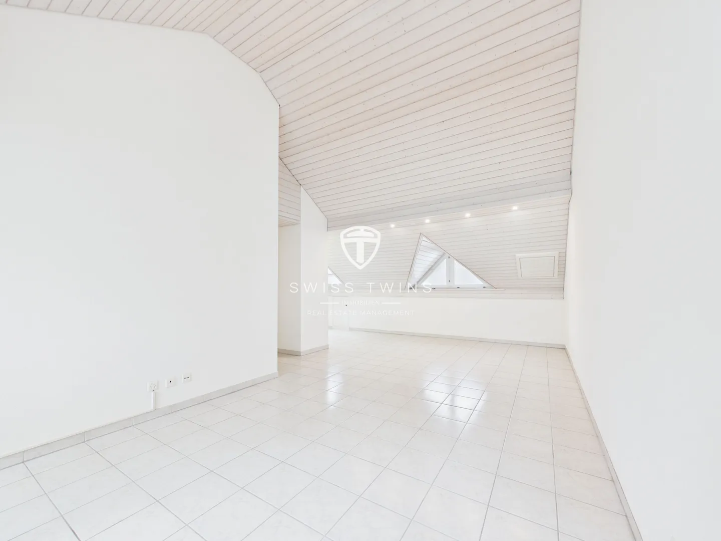 Frisch renovierte 2-Zimmer-Dachwohnung mit Balkon in Buttikon - Foto 2 di 12