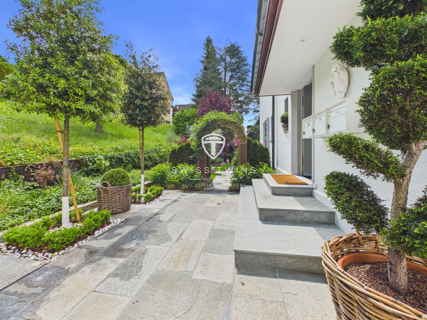 Exclusive 3.5 Room Apartment with Stunning Lake View on the Gold Coast in Küsnacht - Photo 1 of 13
