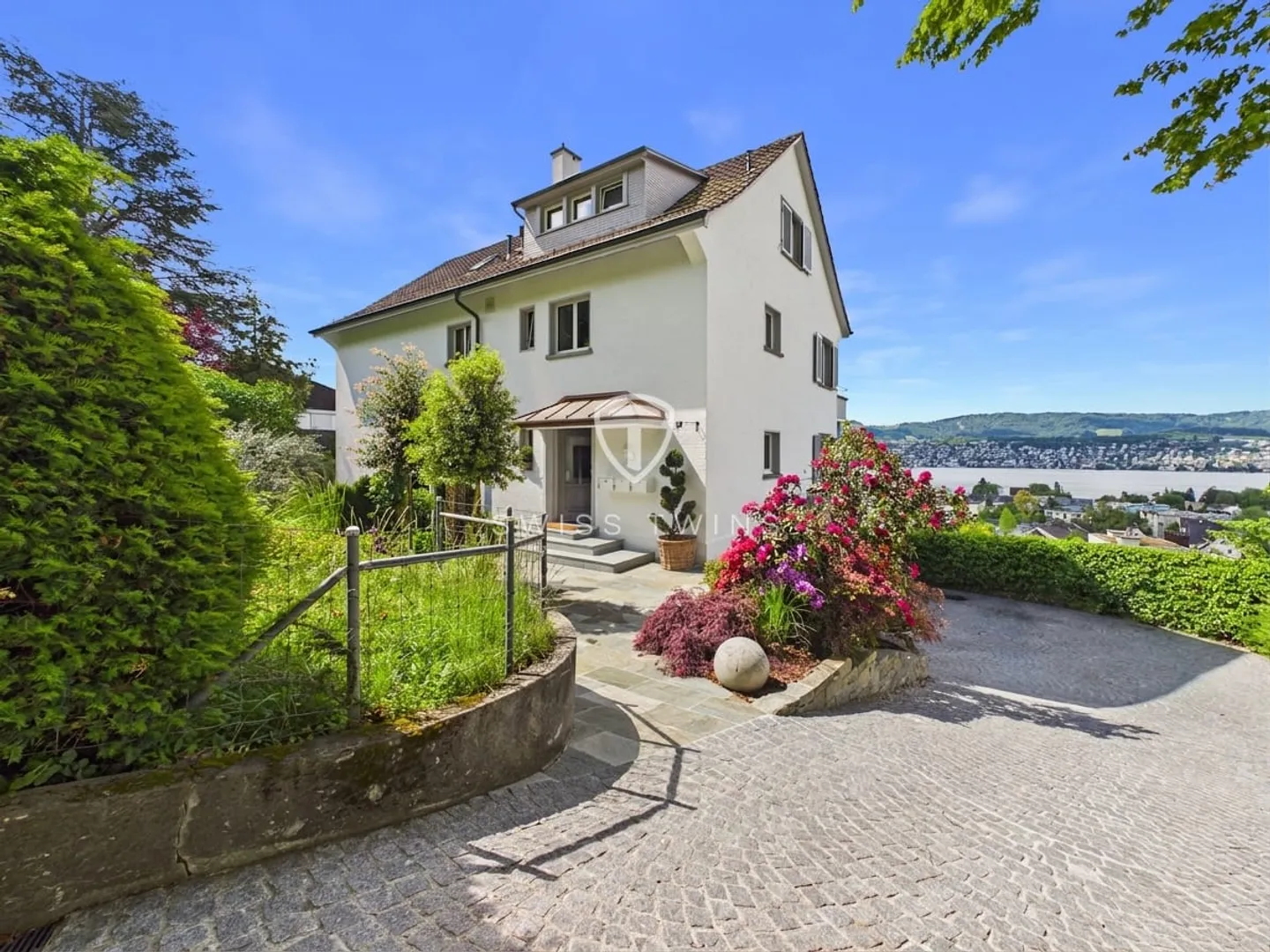Exclusive 3.5 Room Apartment with Stunning Lake View on the Gold Coast in Küsnacht - Photo 2 of 13