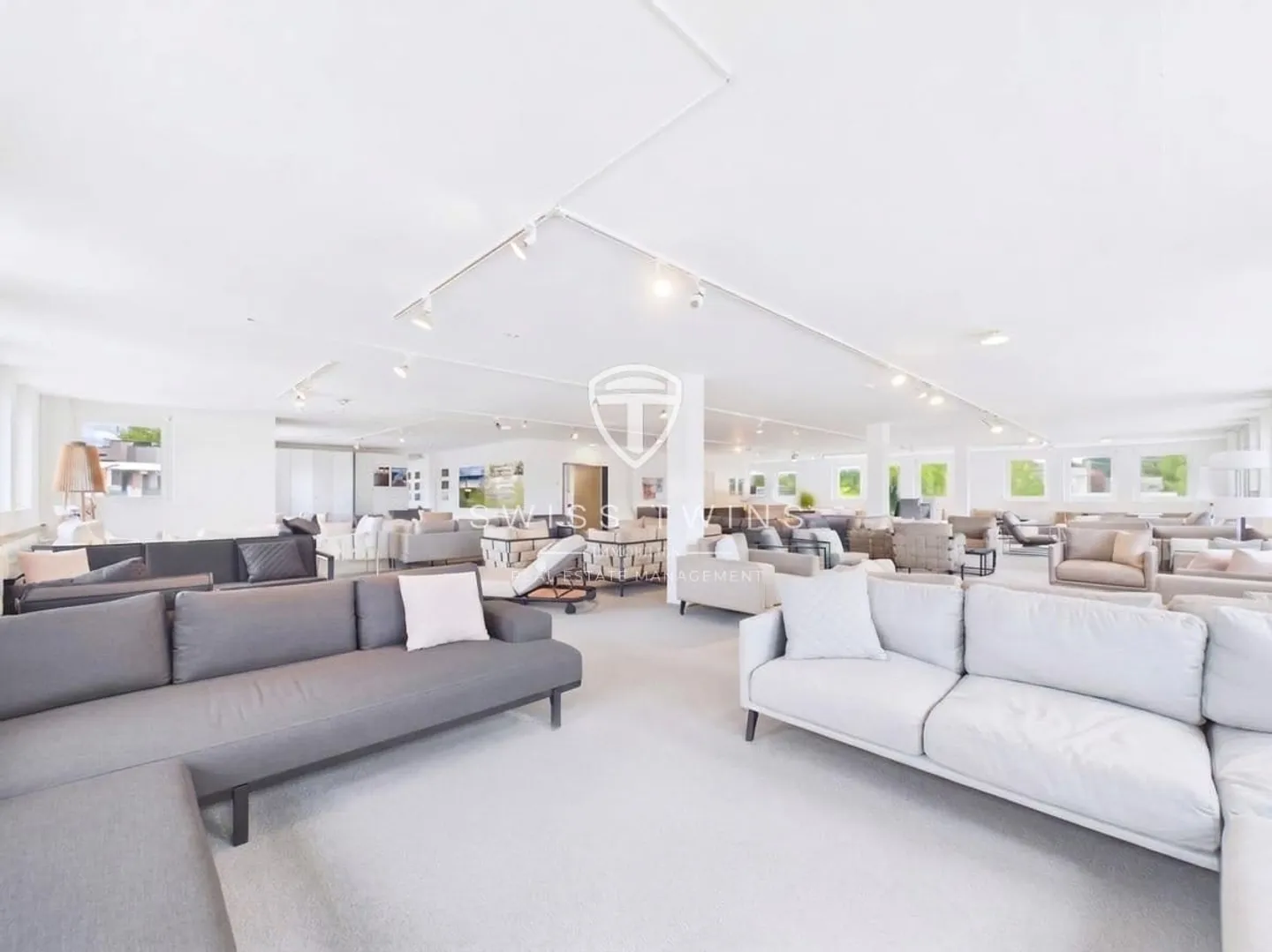 Modern commercial spaces with rooftop terrace in Fehraltorf - Photo 9 of 13