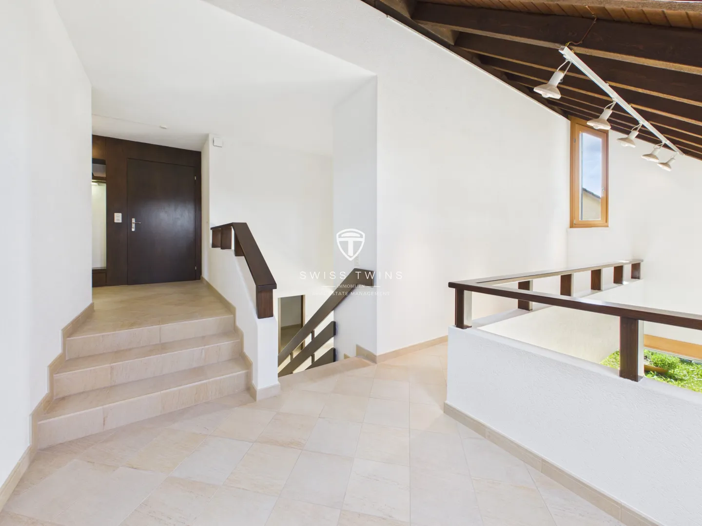 Appartement en terrasse de 6,5 pièces avec grande terrasse à Stallikon - Photo 2 sur 10
