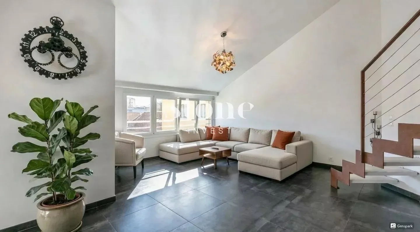 Superbe attique avec mezzanine - Photo 2 sur 13