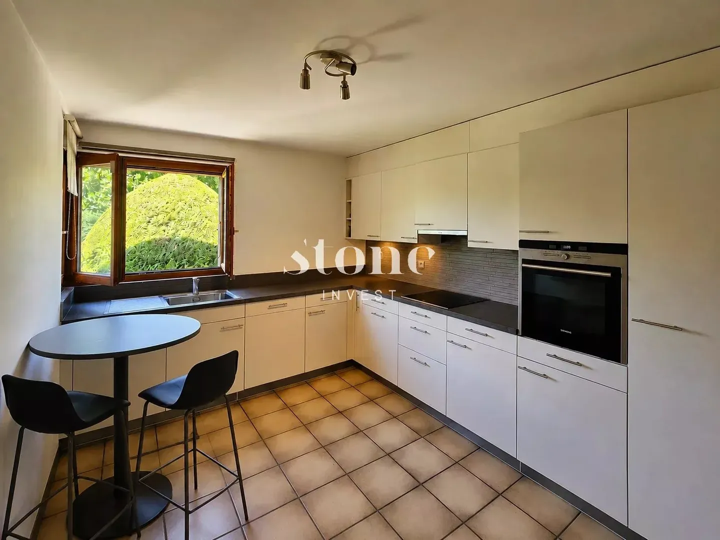Spacious 6-bedroom house with garden - Photo 4 of 6