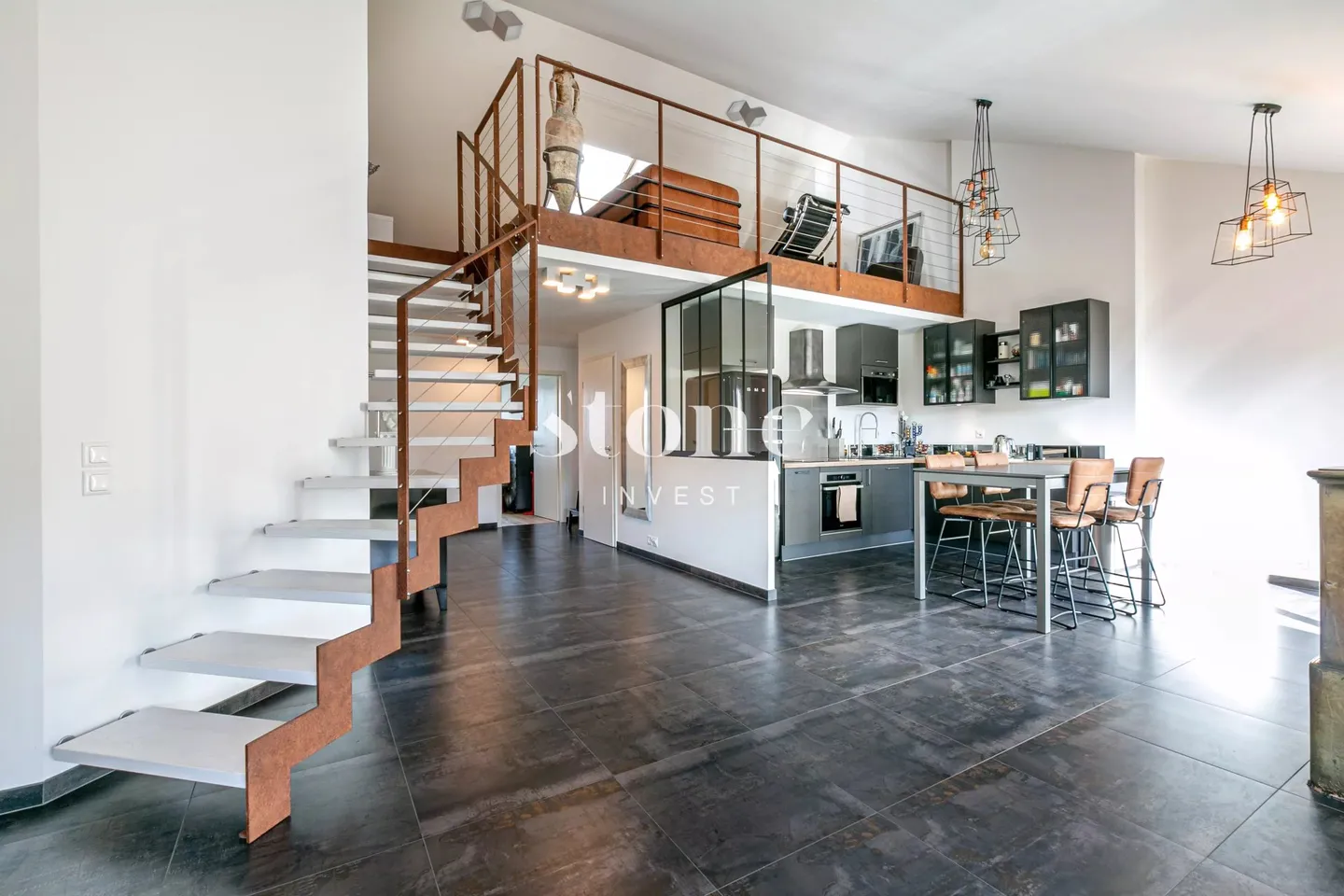 Superbe attique avec mezzanine - Photo 3 sur 13