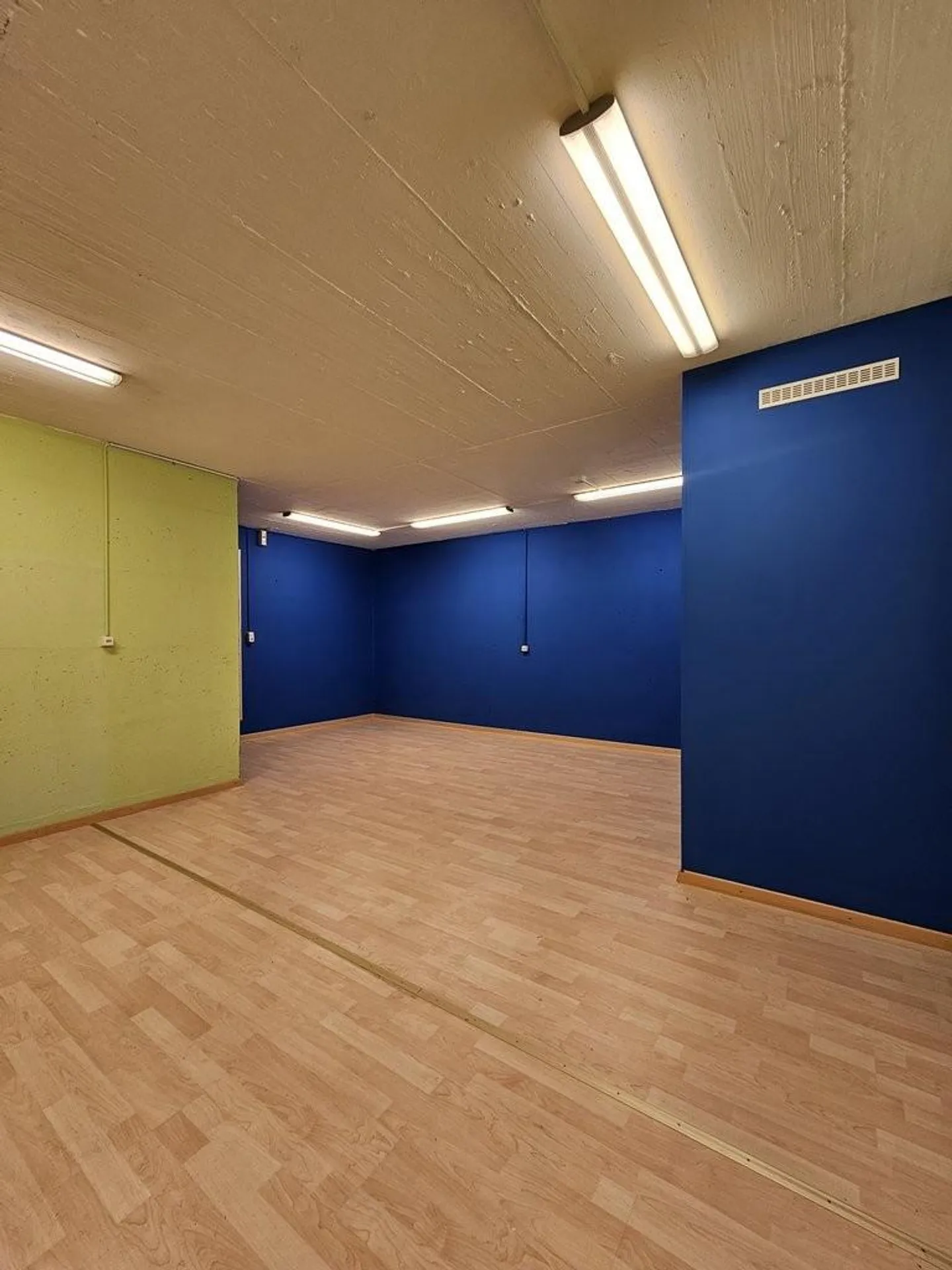 Hobby room for rent - Photo 4 of 5
