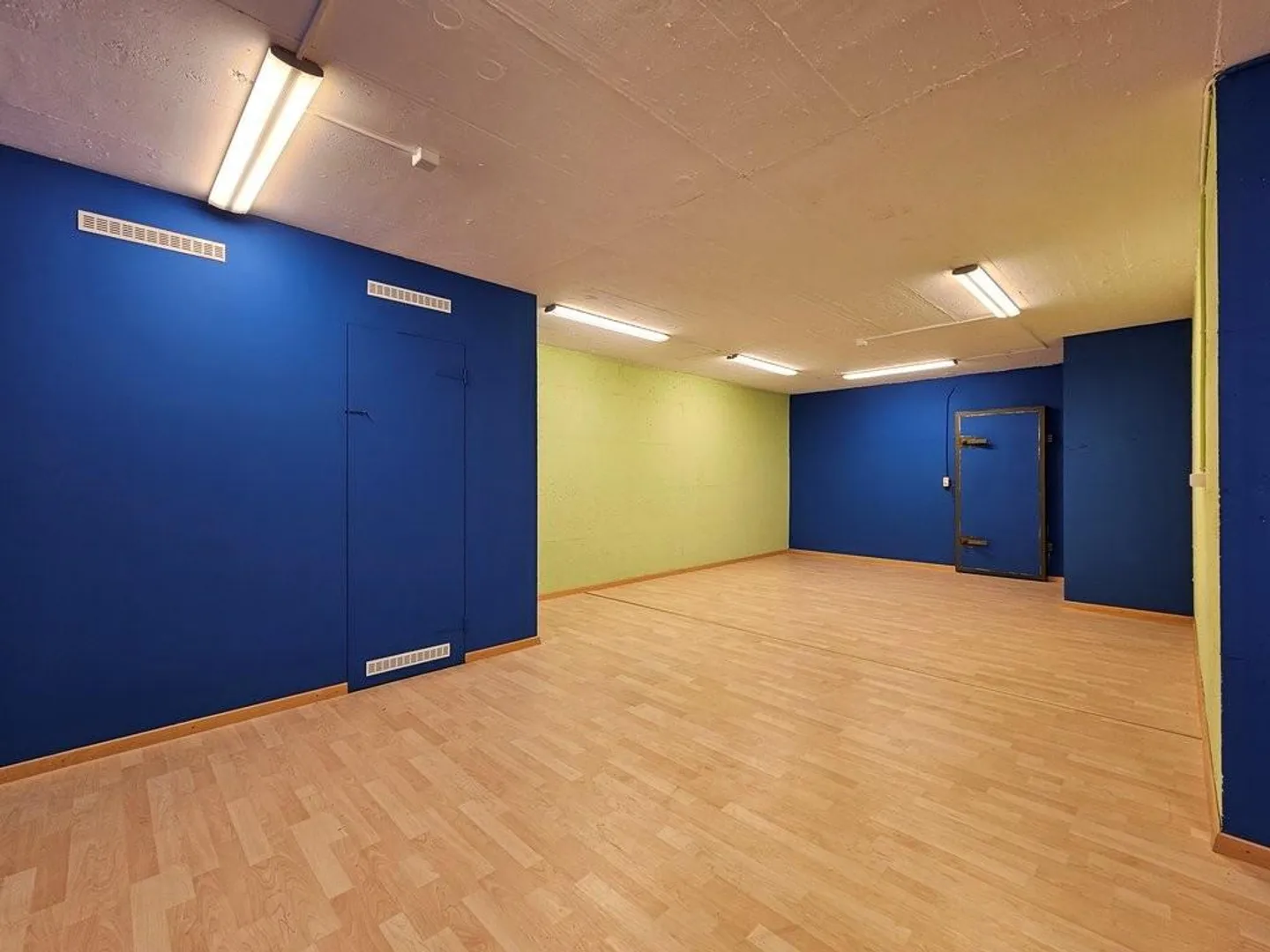 Hobby room for rent - Photo 2 of 5