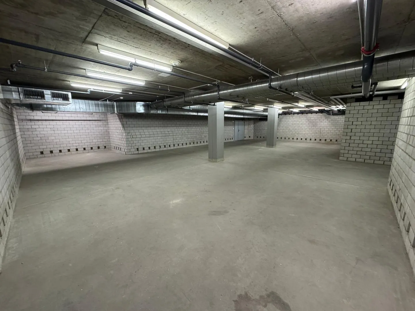 Espace de stockage spacieux dans le vibrant centre commercial Neumarkt - Photo 2 sur 3