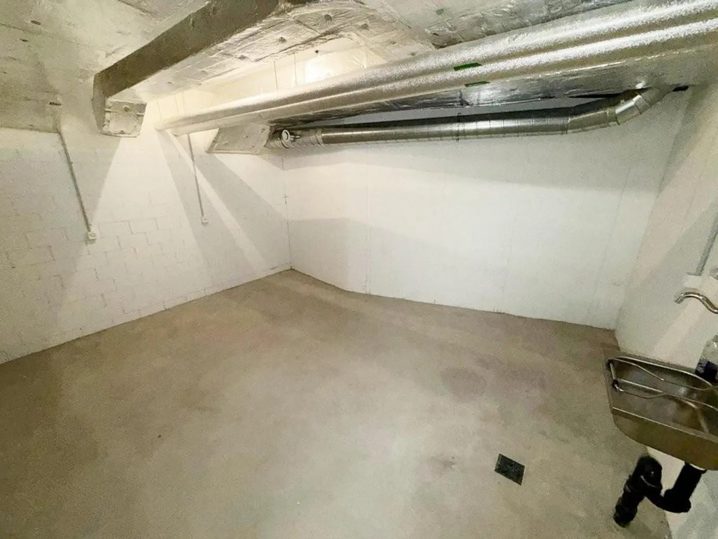 Attractive Craft Room for Rent Immediately - Photo 3 of 4