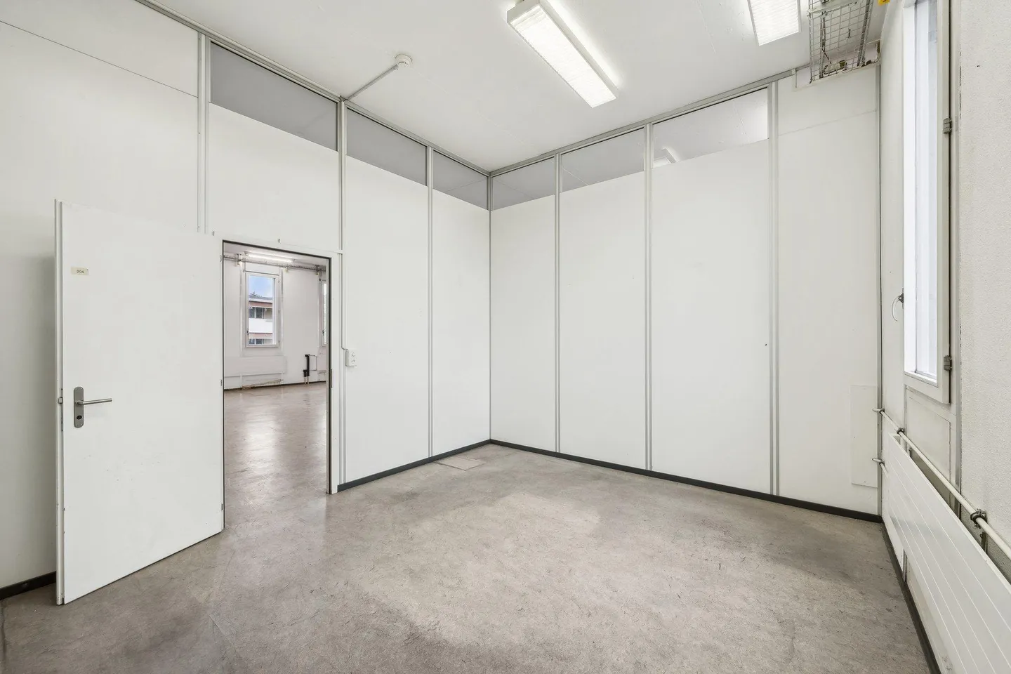 Geräumige Gewerbefläche mit Lift - Foto 3 von 8