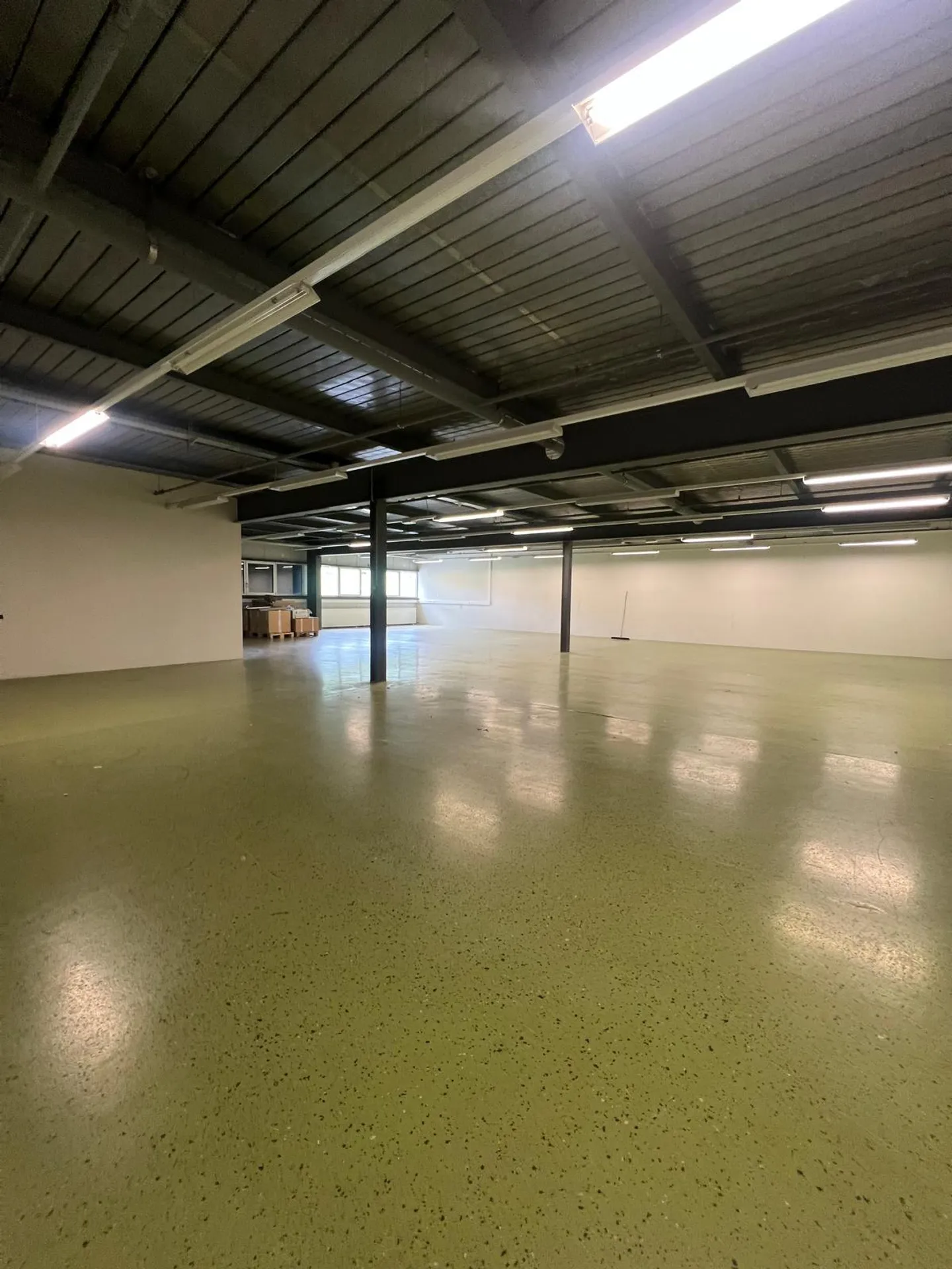 Deposito di 322 m² al 1° piano - vicino all'autostrada - Foto 2 di 2