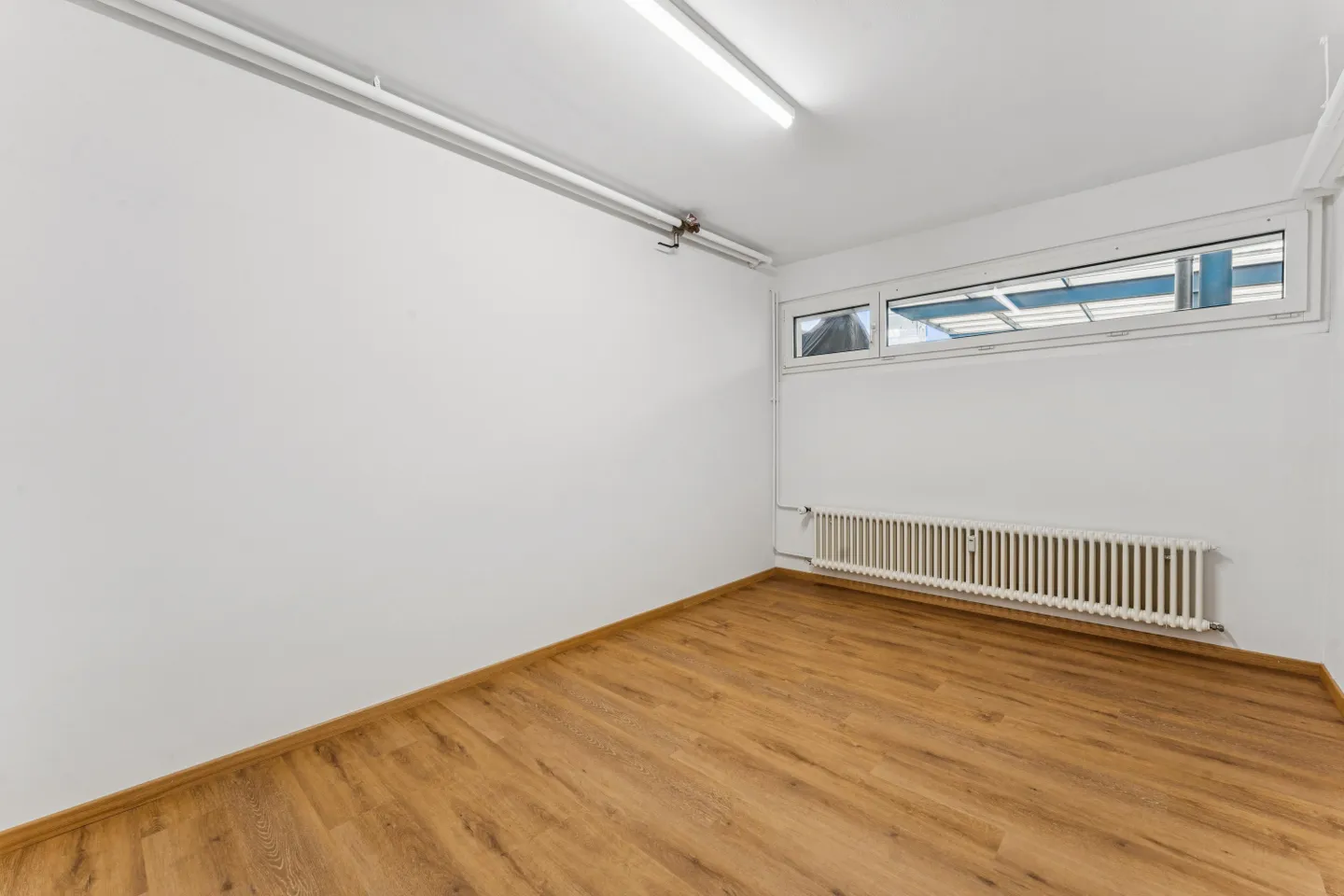 Nouvelle salle de bricolage rénovée à louer - Photo 1 sur 4