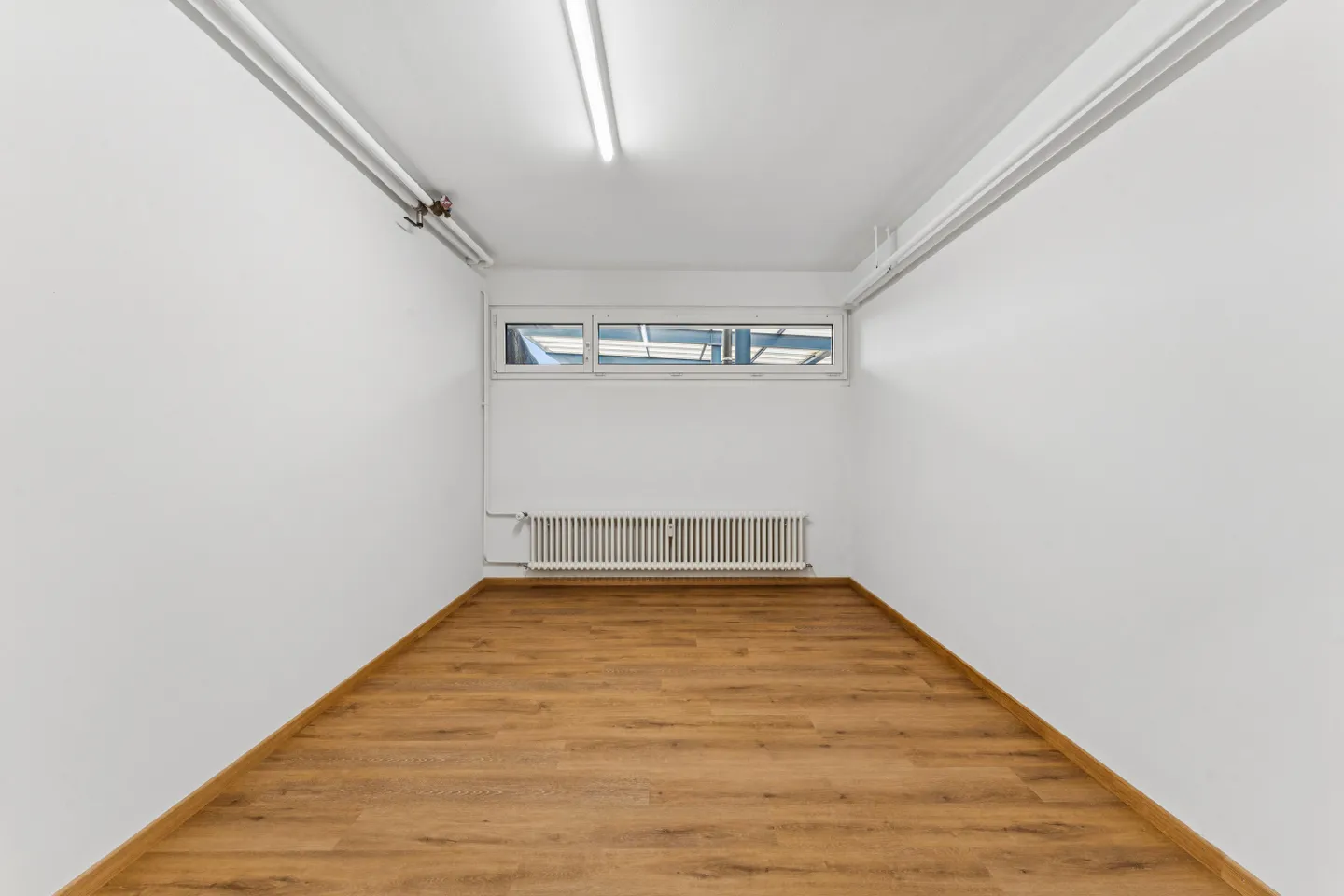 Nouvelle salle de bricolage rénovée à louer - Photo 1 sur 4