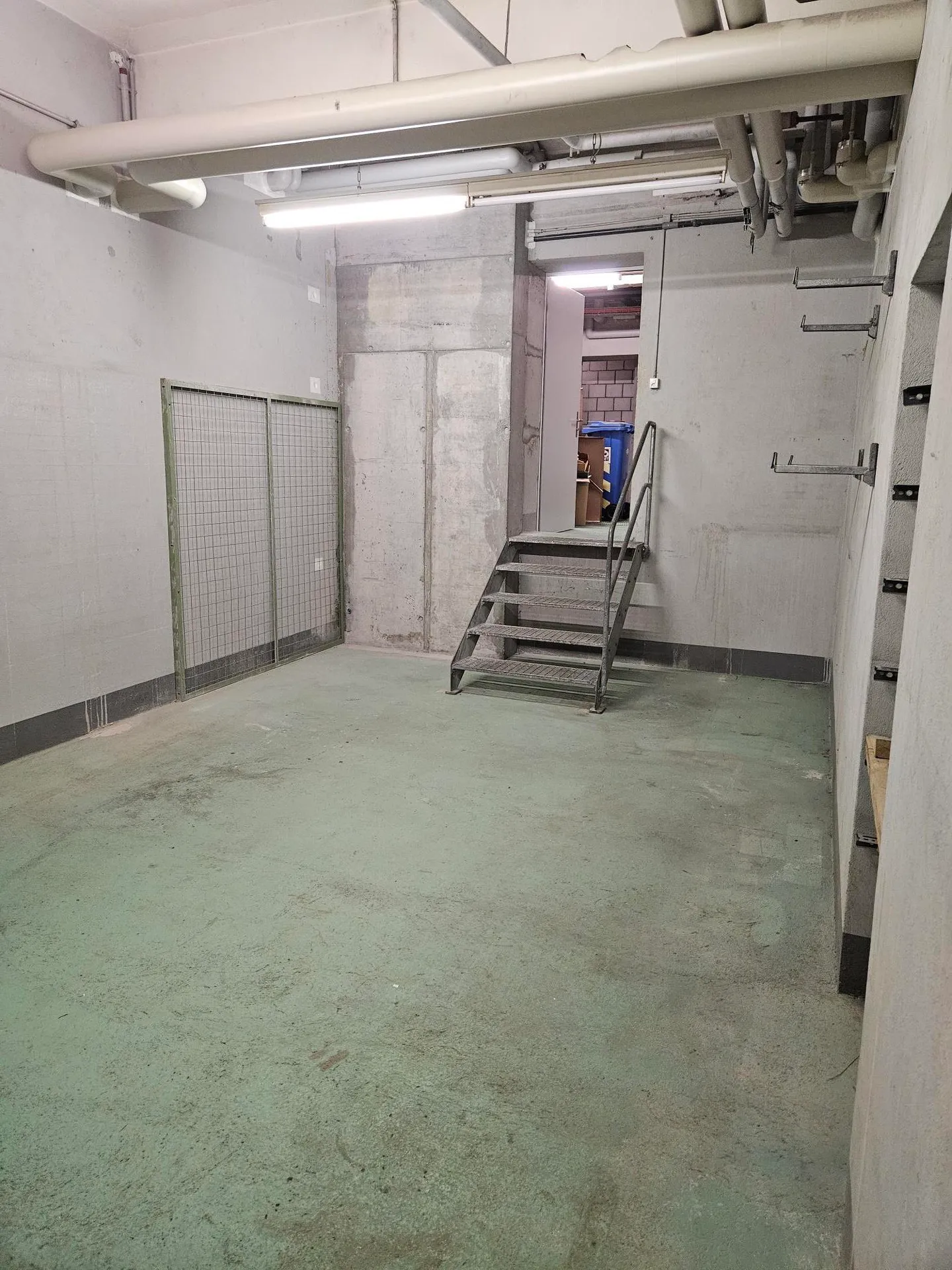 Salle de stockage directement à la gare de Spiez - Photo 3 sur 3