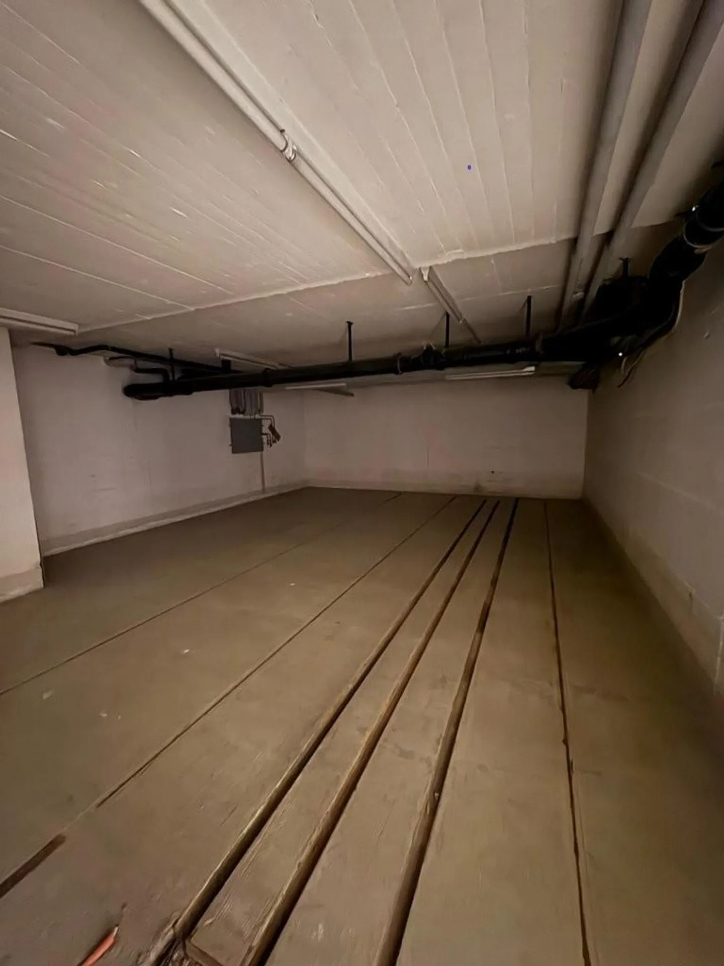 Espace de stockage central 77 m² - Photo 2 sur 3