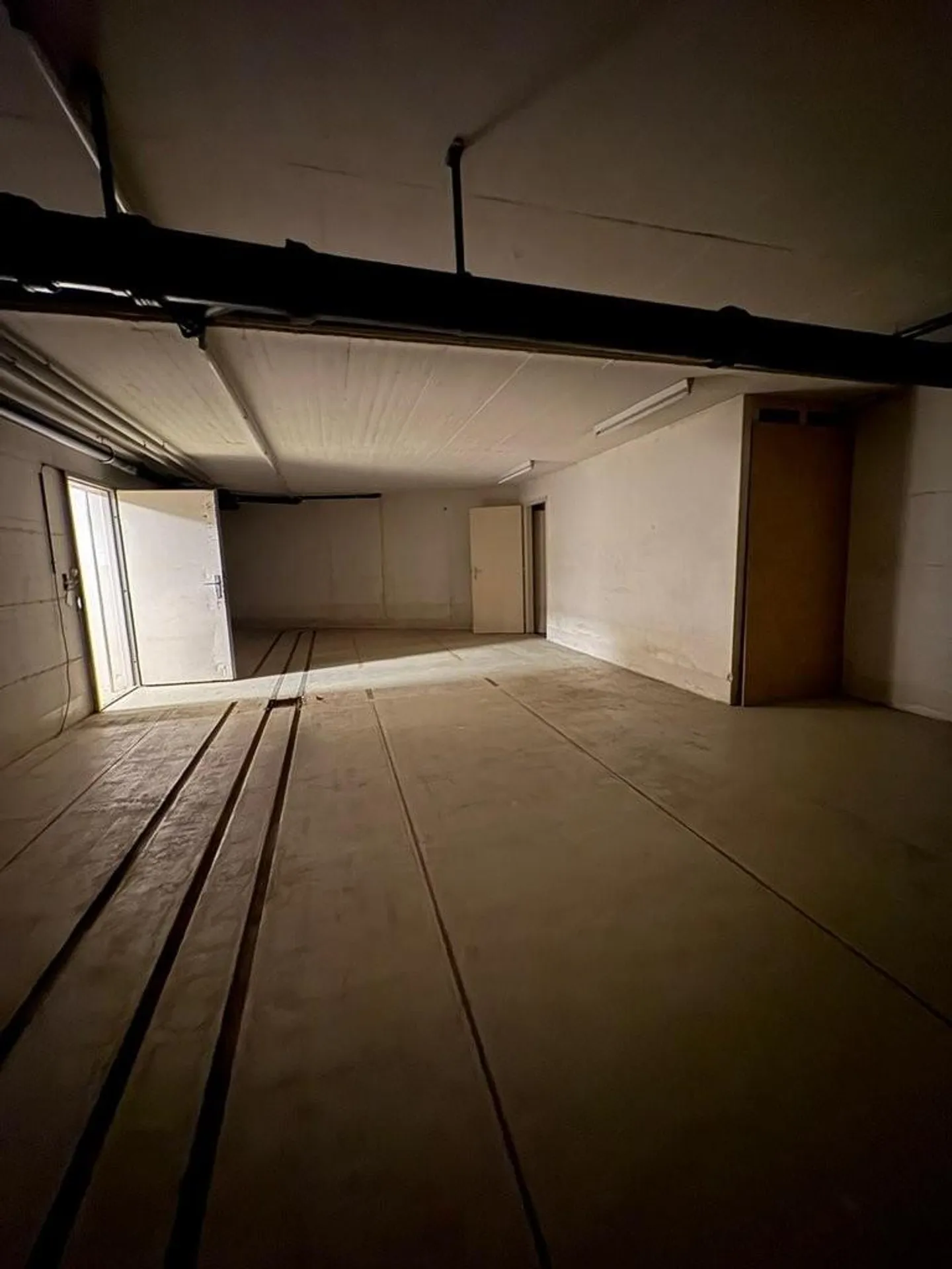 Espace de stockage central 77 m² - Photo 3 sur 3