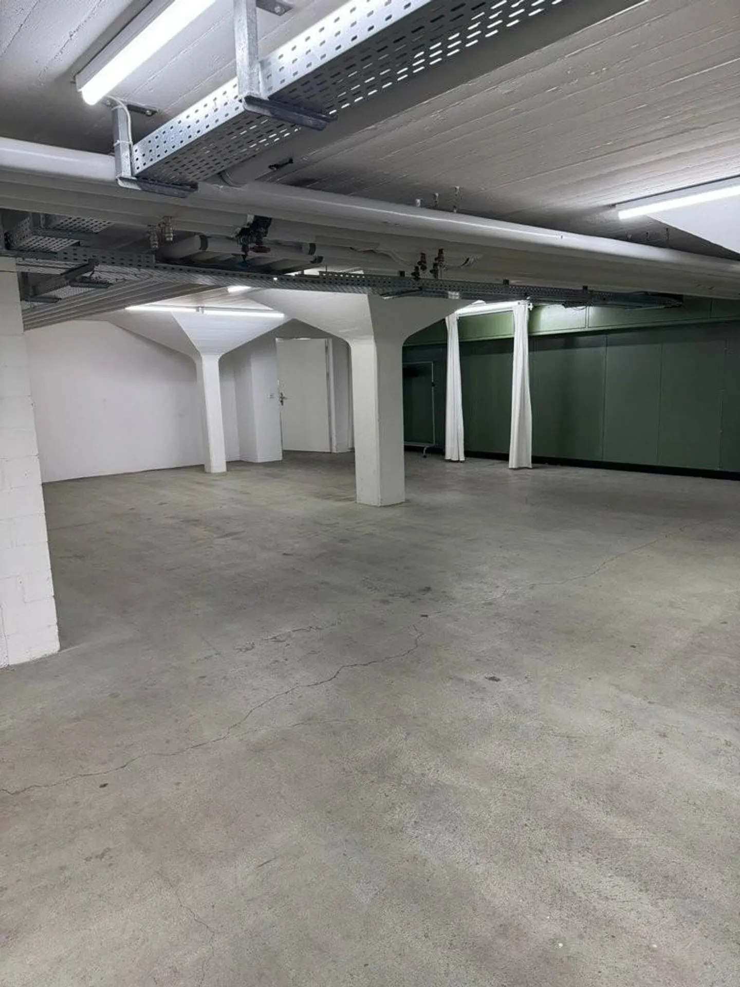 Ampio spazio di stoccaggio in una posizione attraente - Foto 3 di 5