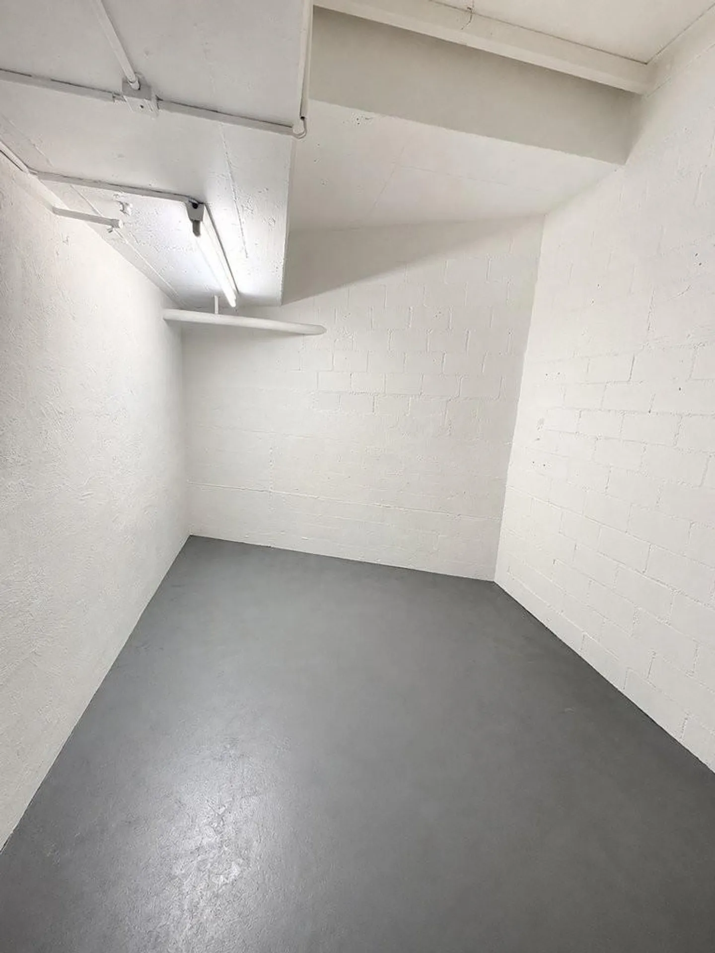 Large storage room in Oerlikon with wet cell and wardrobe - Photo 3 of 4